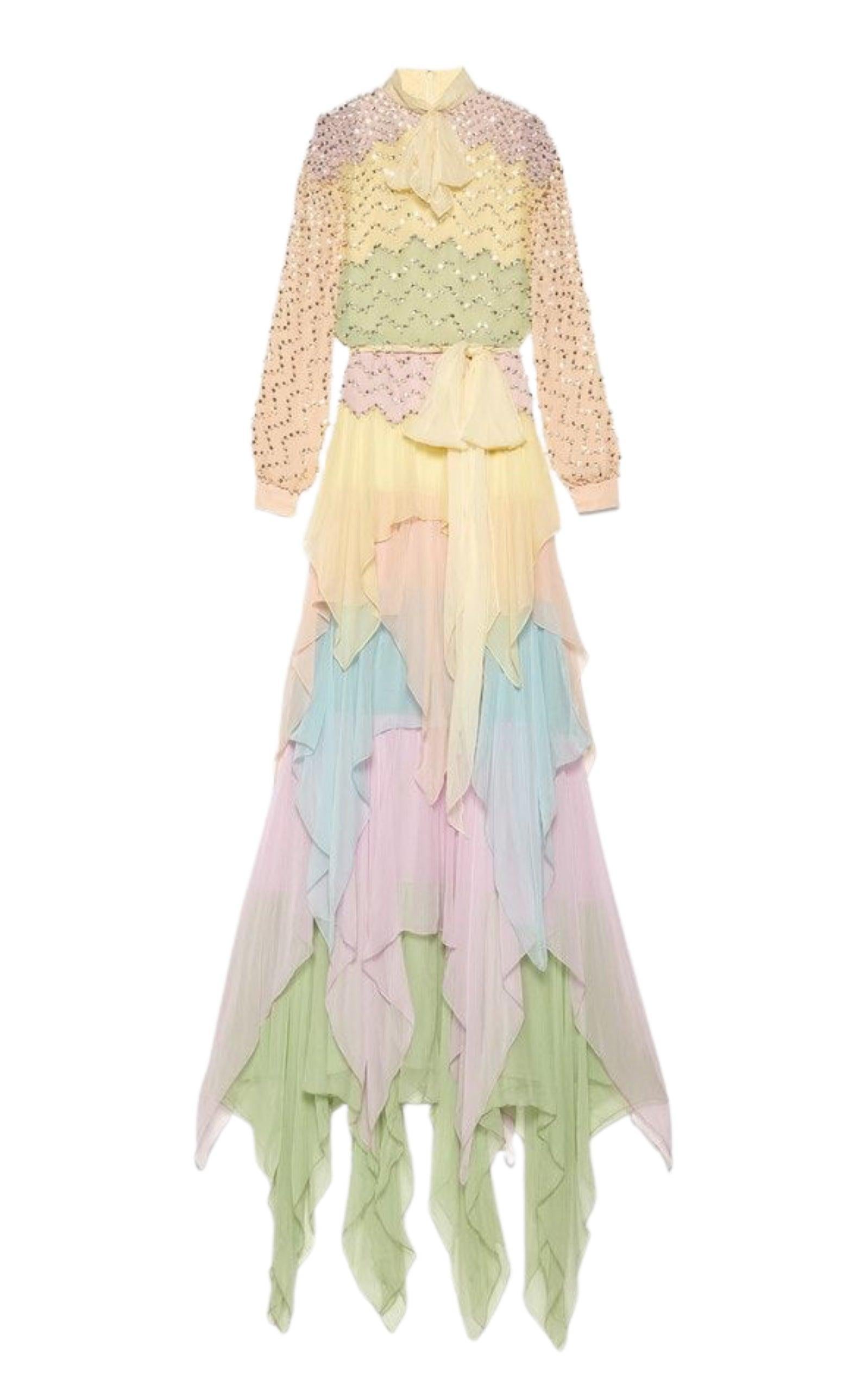 @RUNWAYCATALOG
Te presentamos el epítome de la elegancia y la opulencia, el Vestido con Volantes Gucci Adornado con Perlas y Pedrería en Seda Pastel.
Este impresionante vestido es un verdadero testimonio del compromiso de Gucci con la artesanía sin