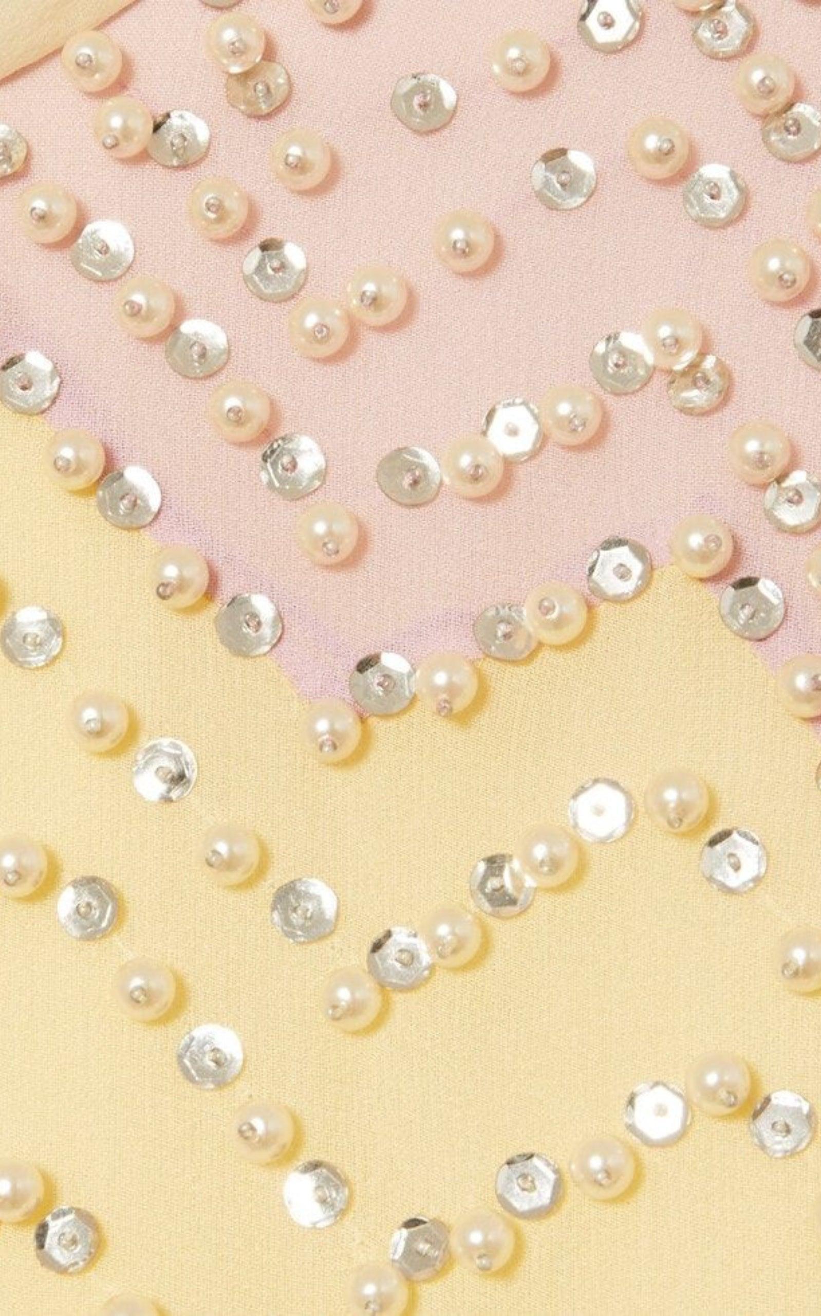 NUEVA Bata con volantes de Gucci adornada con perlas y diamantes de imitación - Coleccionable en venta 1