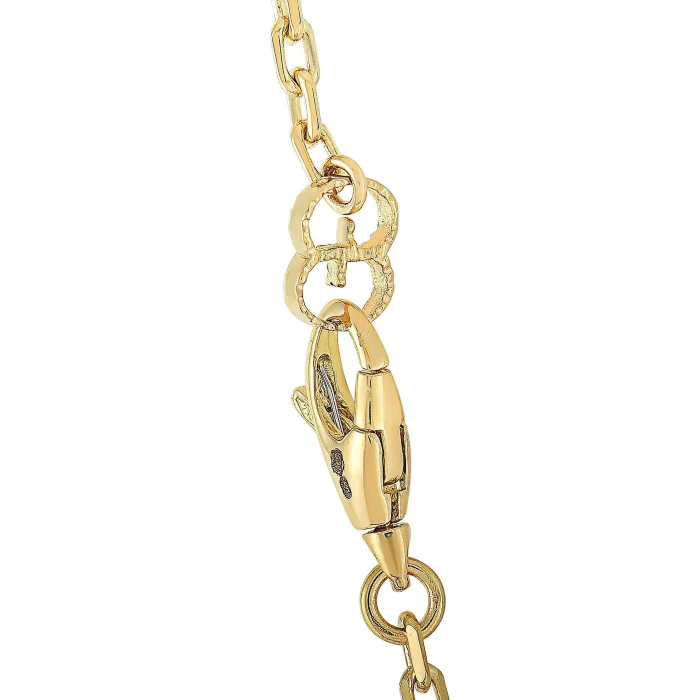 Réalisé par le célèbre créateur Gucci, ce collier est en or jaune massif 18 carats. Le collier connu sous le nom de 