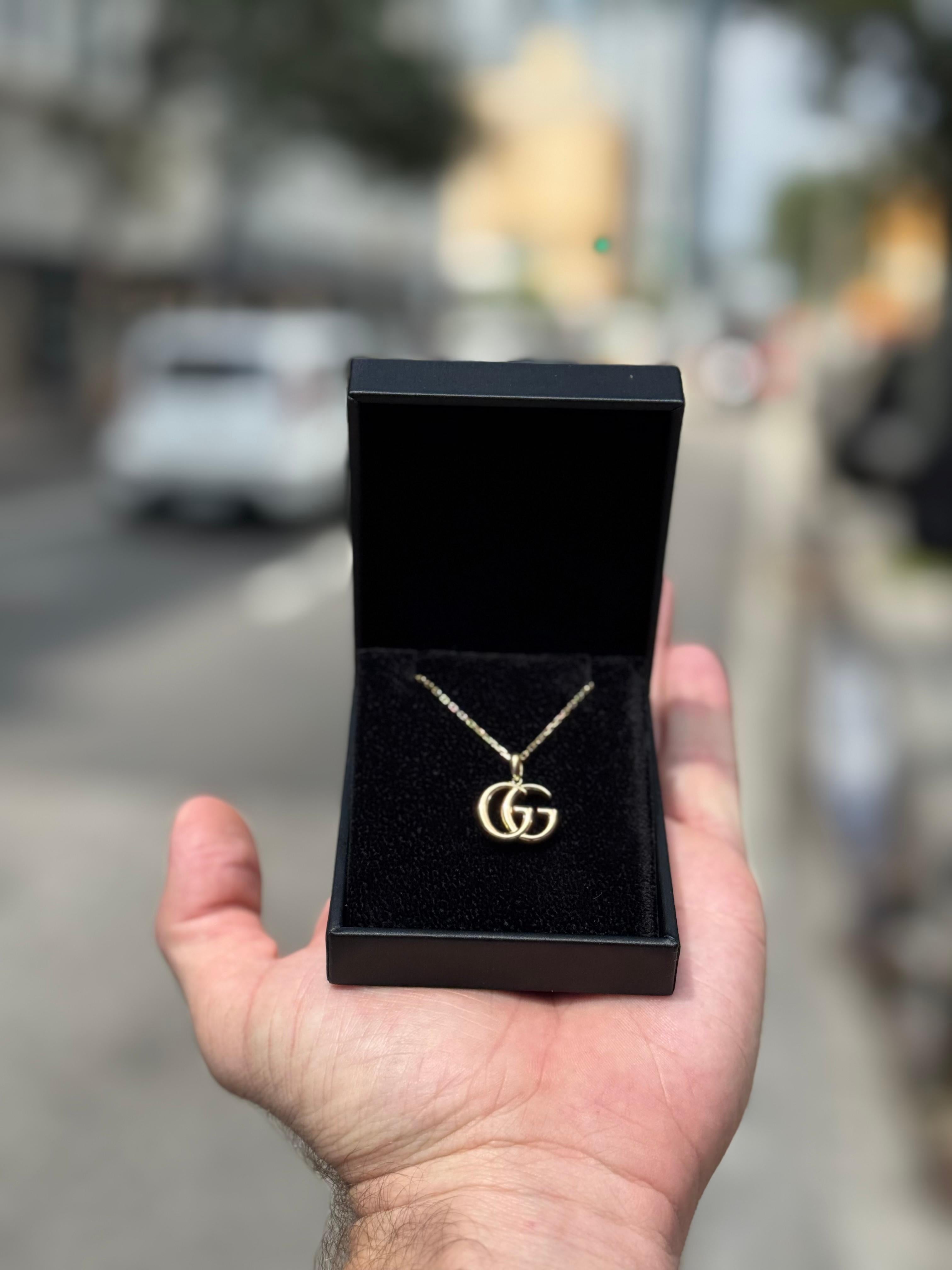 Moderne Gucci, collier pendentif Running GG en or jaune 18 carats en vente