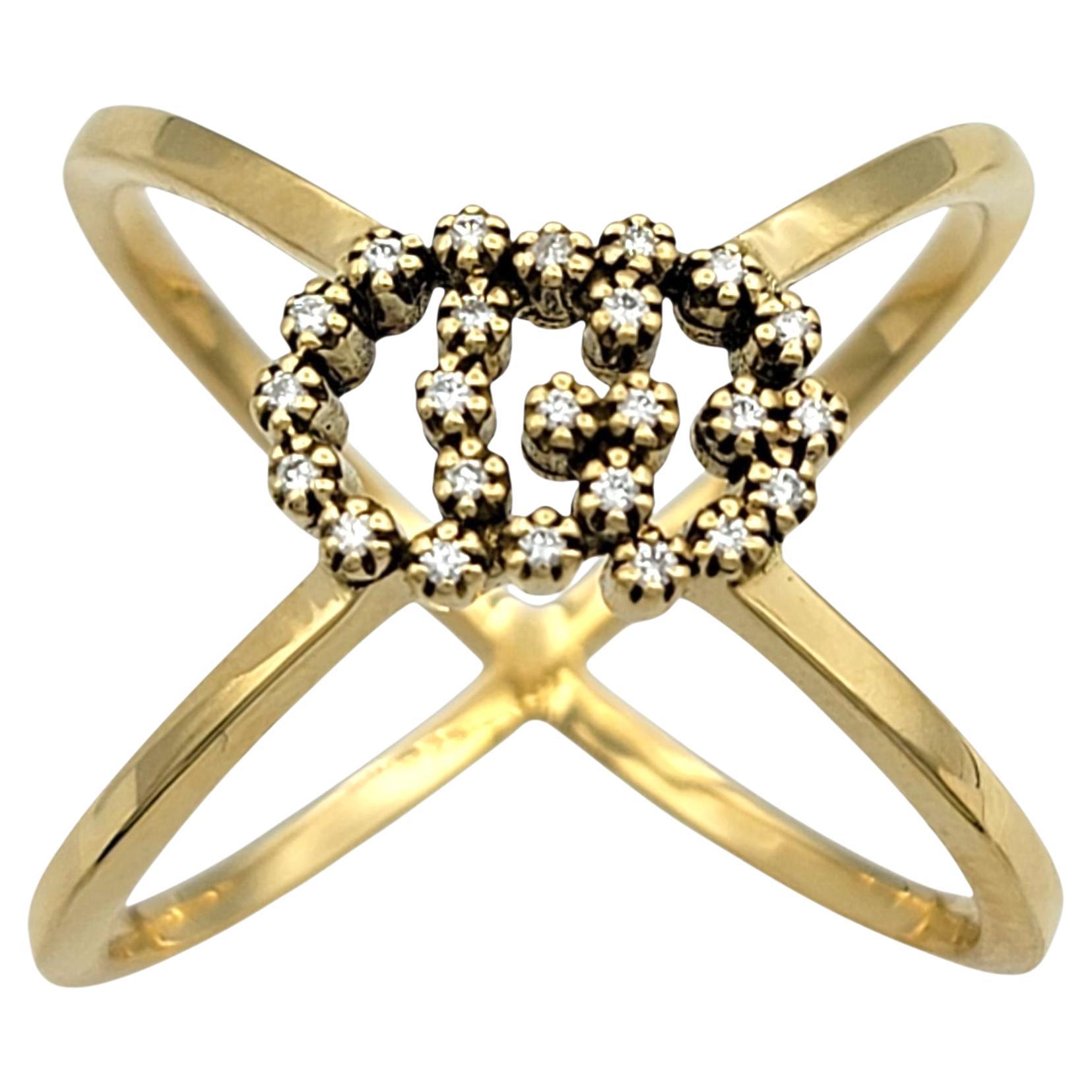 Questo elegante anello di Gucci combina uno stile senza tempo con un lusso raffinato. Il design è caratterizzato dall'iconico motivo Gucci, delicatamente accentato da diamanti rotondi taglio brillante che brillano con sobria brillantezza. Ogni