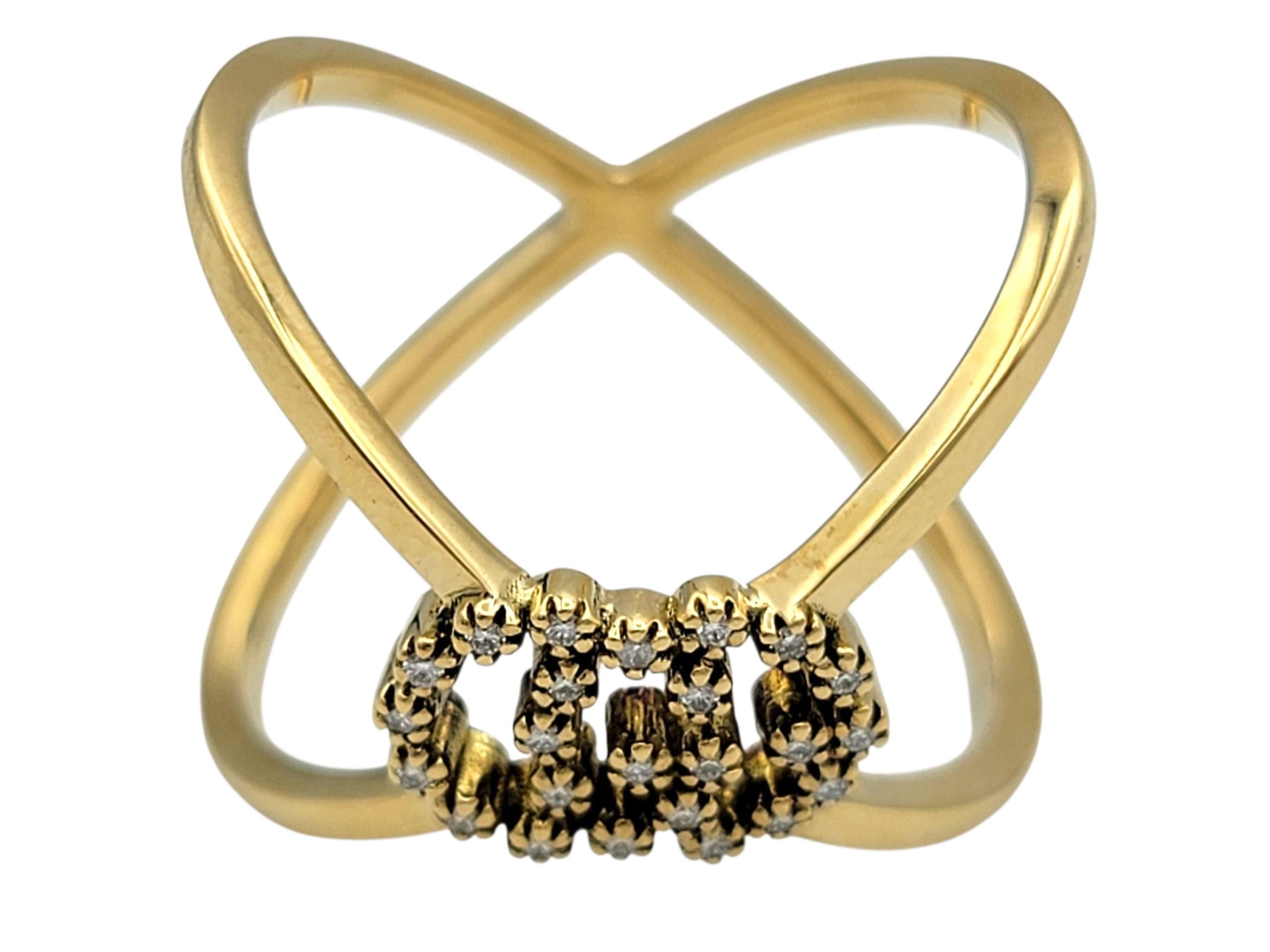 Anello a fascia con diamanti incrociati GG di Gucci in oro giallo 18 carati lucido In condizioni buone in vendita a Scottsdale, AZ