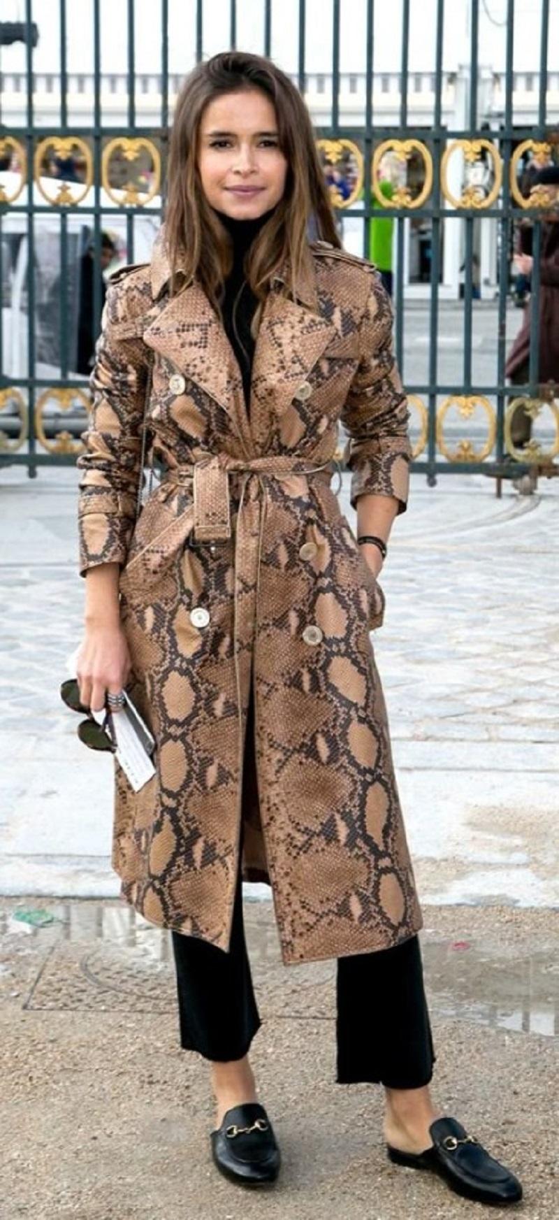 Brown Gucci Runway Lamb Leather Python-Print Trench Coat Italian size 40 For Sale
