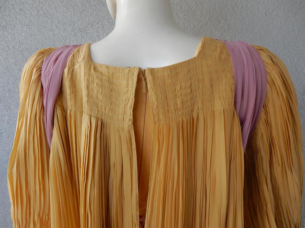 Gucci Runway Mittelalterlich inspiriertes Kleid aus Seide mit Taschentuchsaum  NEU im Angebot 5