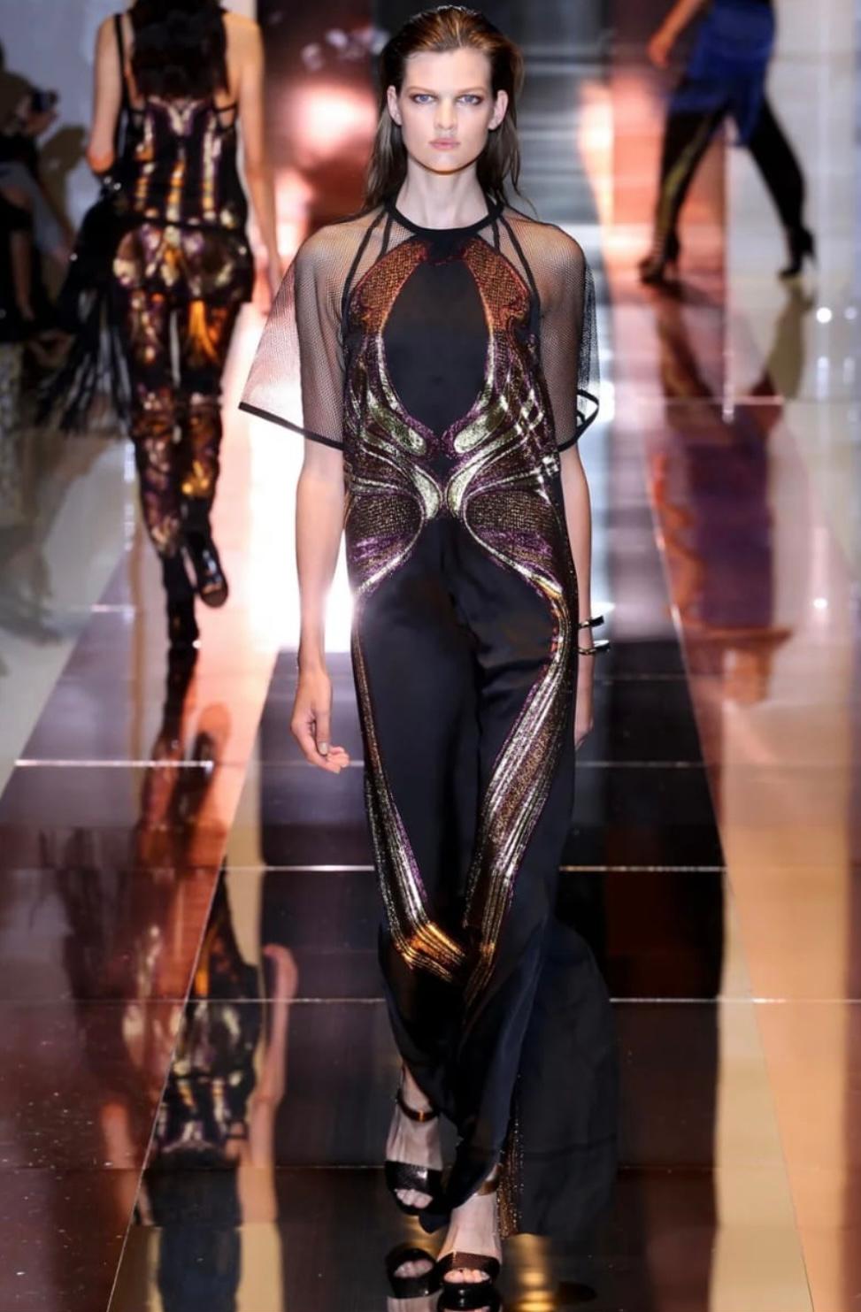 Modeled by Bette Franke in the look 33 of the Spring-Summer 2014 Gucci runway show (see pictures 2, 3 & 4), this maxi dress strikes a balance of being dressed up and feeling comfortable and relaxed at the same time. Made in Italy from refined black