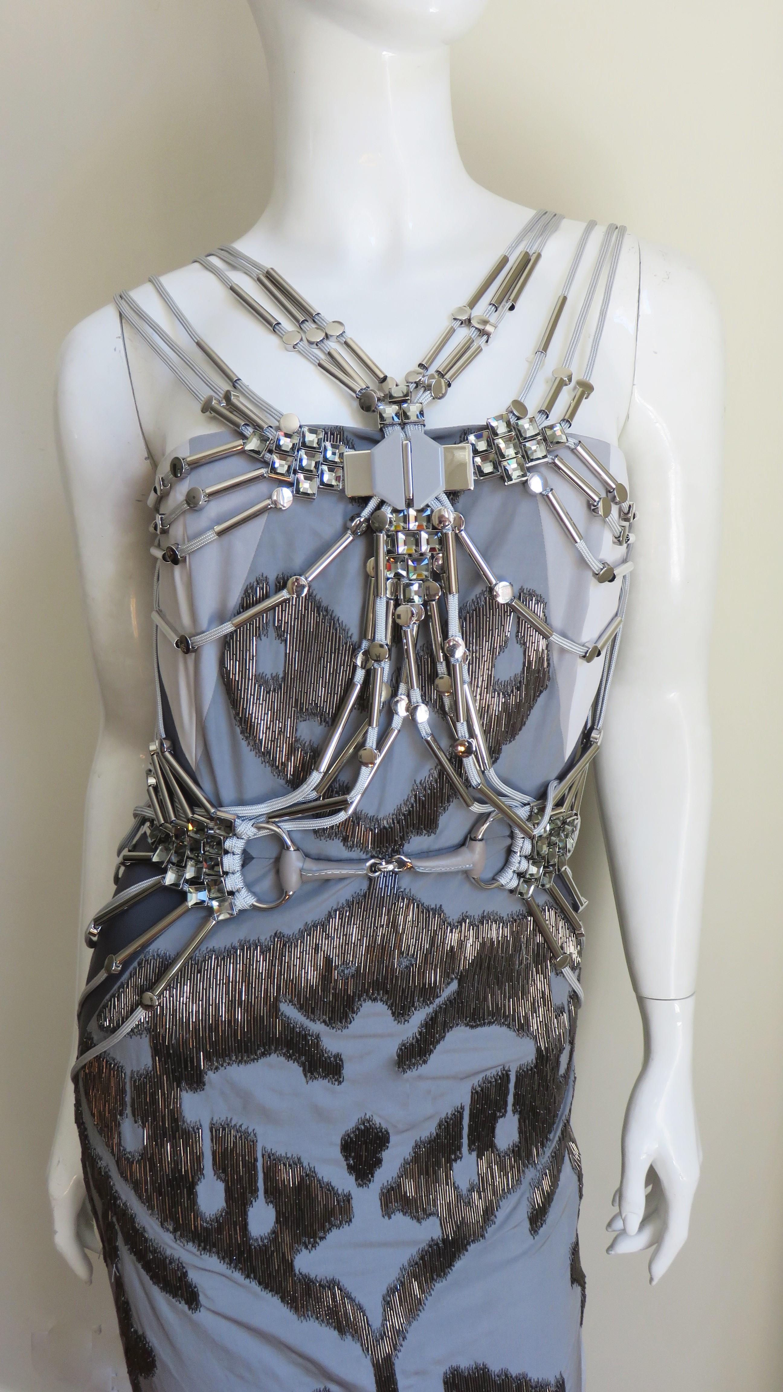 Portada de la revista Gucci Vestido de seda adornado con cristales de Swarovski y abalorios SS 2010 Gris en venta