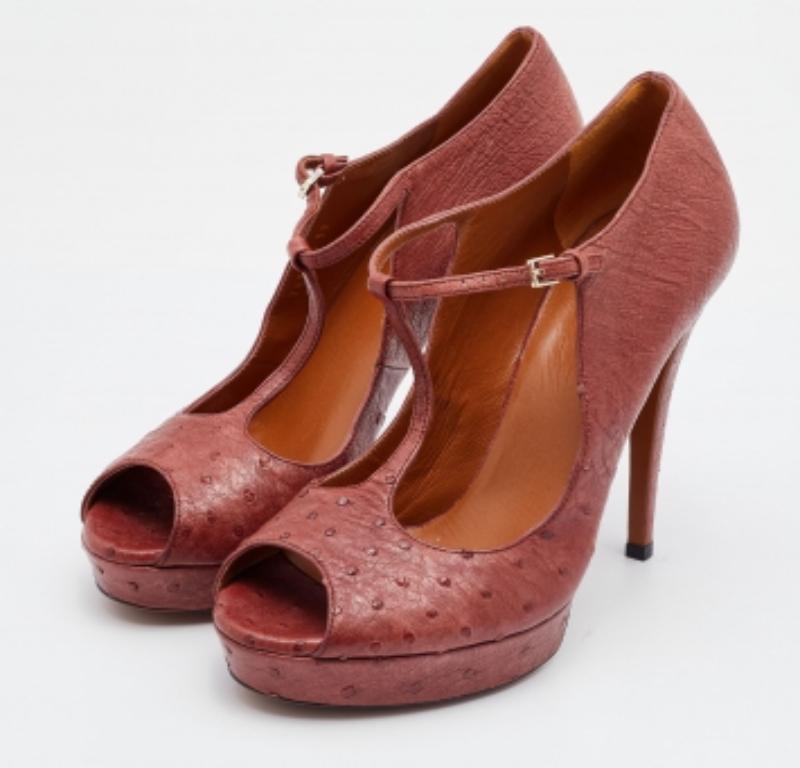 Brown Gucci Rust Ostrich Betty T-Strap Platform Pumps Size 38 For Sale