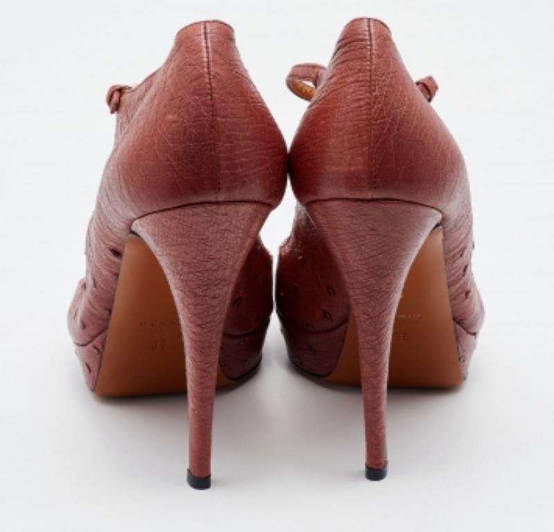 Gucci Rust Ostrich Betty T-Strap Platform Pumps Size 38 In Good Condition For Sale In Dubai, Al Qouz 2