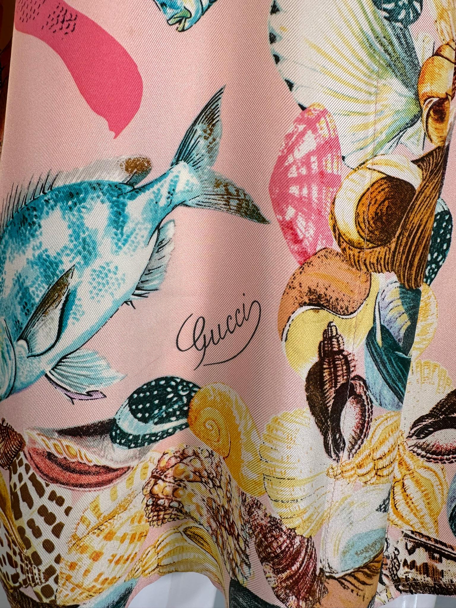 Gucci F/S 1992 Laufsteg Rosa Oversize-Hemd/Tunika aus Seiden-Twill mit Fisch- und Meeresschalenmuster in Übergröße 42 im Angebot 12