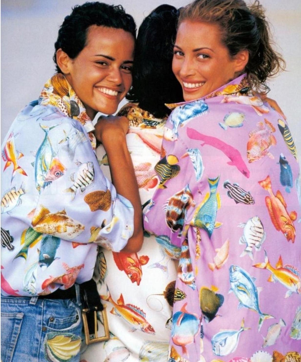 Gucci F/S 1992 Laufsteg Rosa Oversize-Hemd/Tunika aus Seiden-Twill mit Fisch- und Meeresschalenmuster in Übergröße 42 im Zustand „Gut“ im Angebot in West Palm Beach, FL