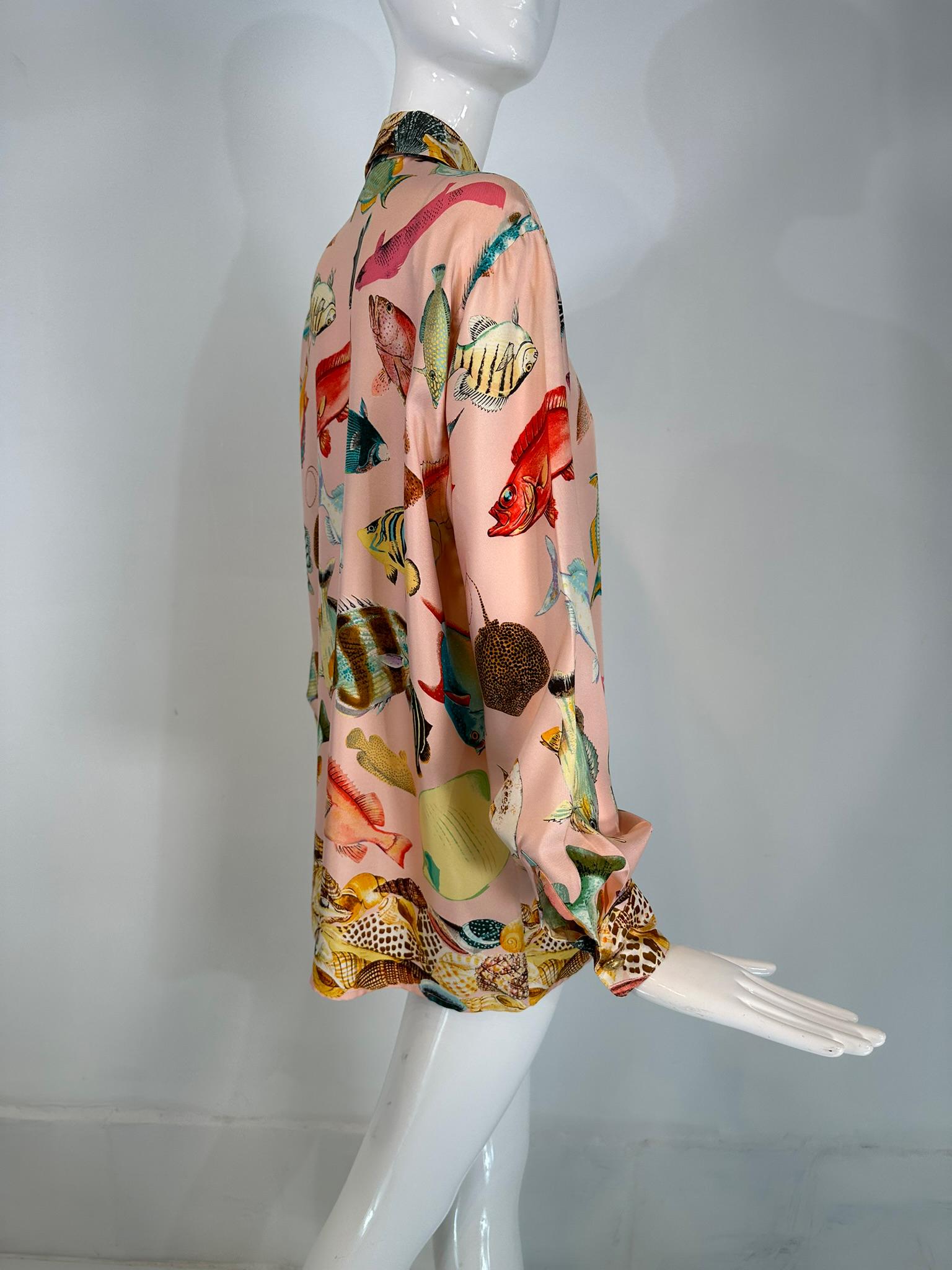 Gucci S/S 1992 Runway Pink Silk Twill Fish & Sea Shells Oversize Shirt/Tunic 42 For Sale 3