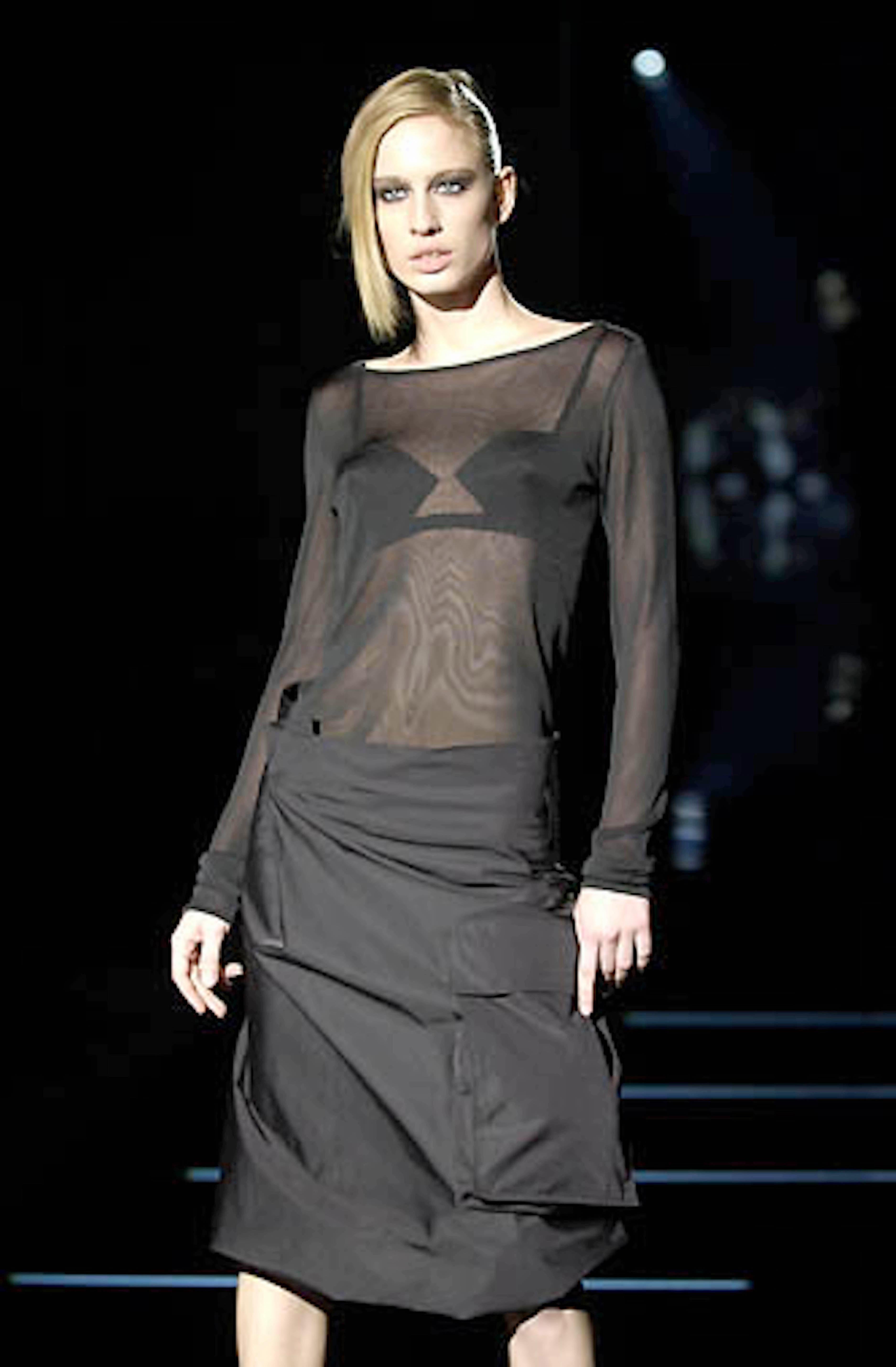 - Gucci by Tom Ford
- Sold by Gold Palms Vintage
- Spring Summer 2001 collection
- Black midi balloon skirt
- Front maxi pocket
- Side zipper
- Size: it 38
- 55% silk 45% cotton