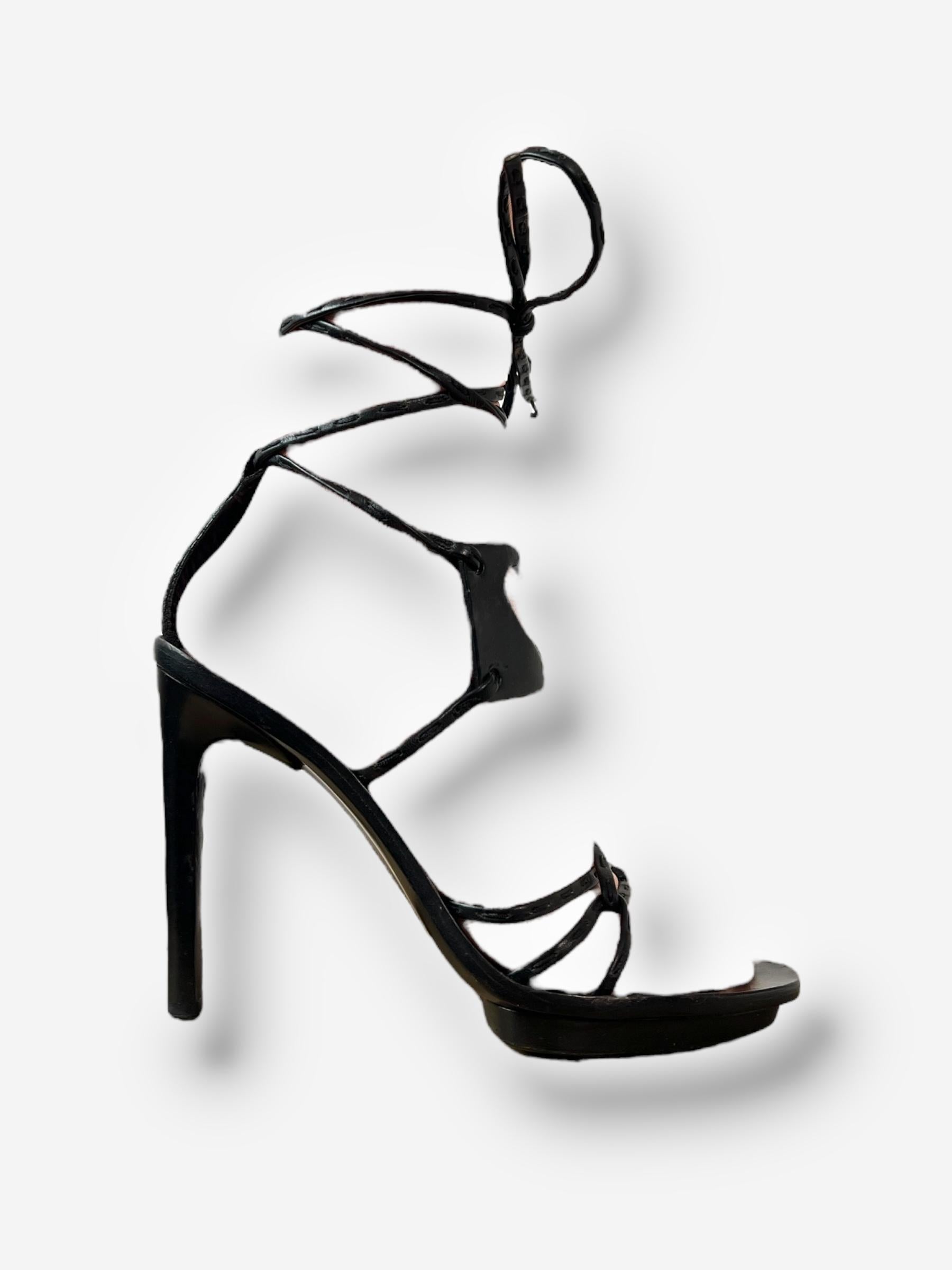 Gucci S/S 2002 Heart Cut-Out Leather Wrap Heels - Taille 39 en vente 7