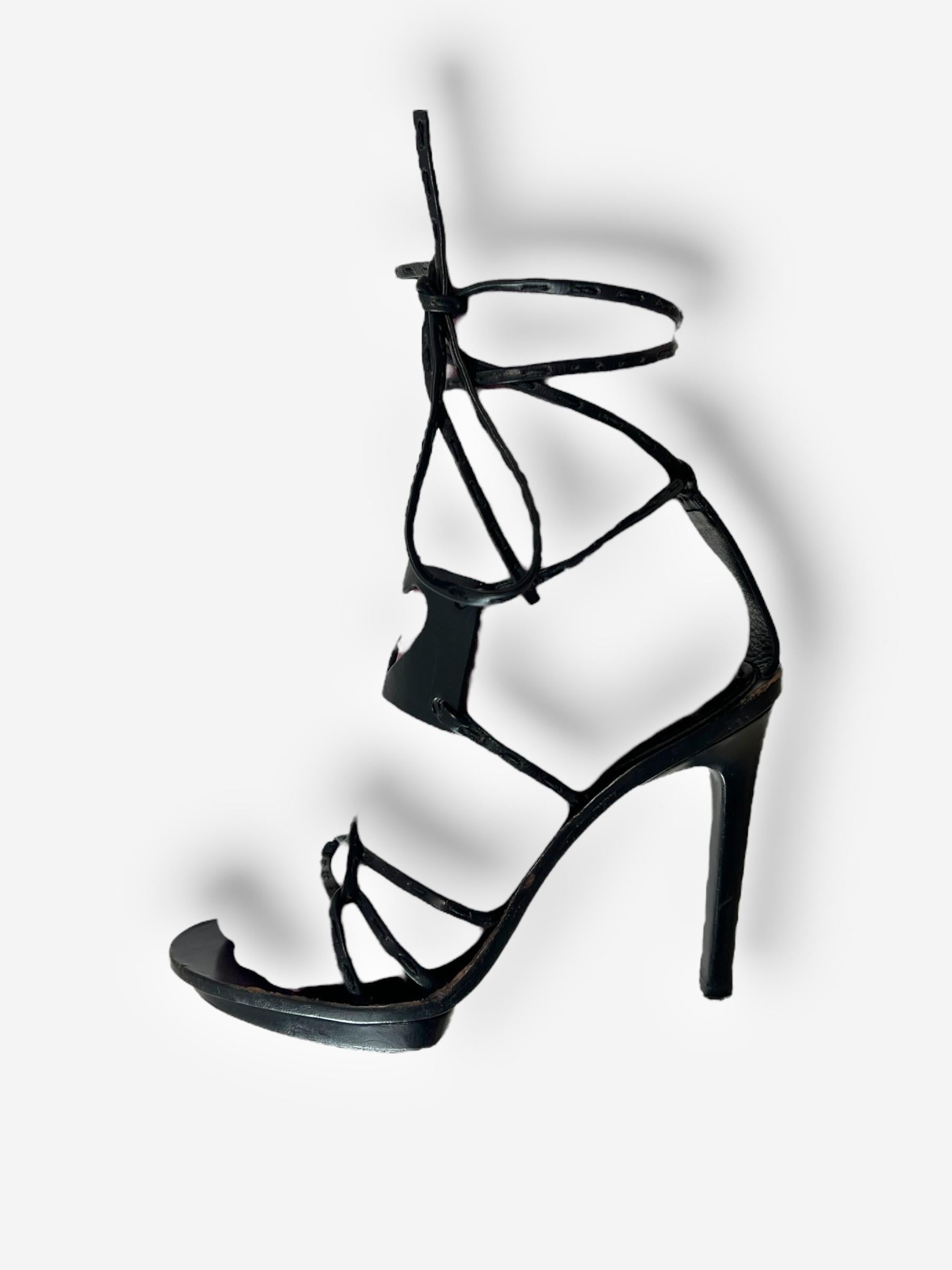 Gucci S/S 2002 Heart Cut-Out Leather Wrap Heels - Taille 39 en vente 8