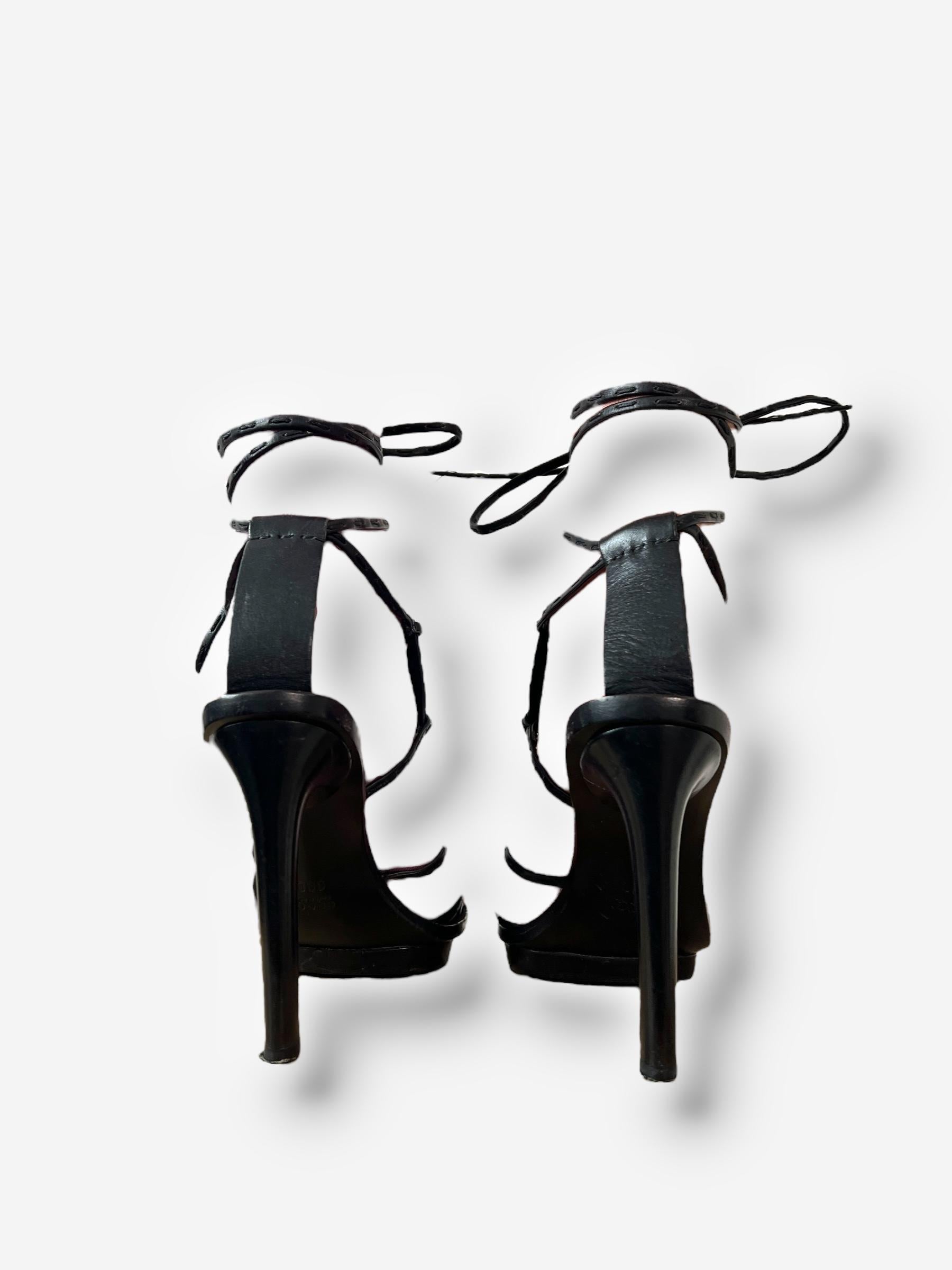 Gucci S/S 2002 Heart Cut-Out Leather Wrap Heels - Taille 39 en vente 9