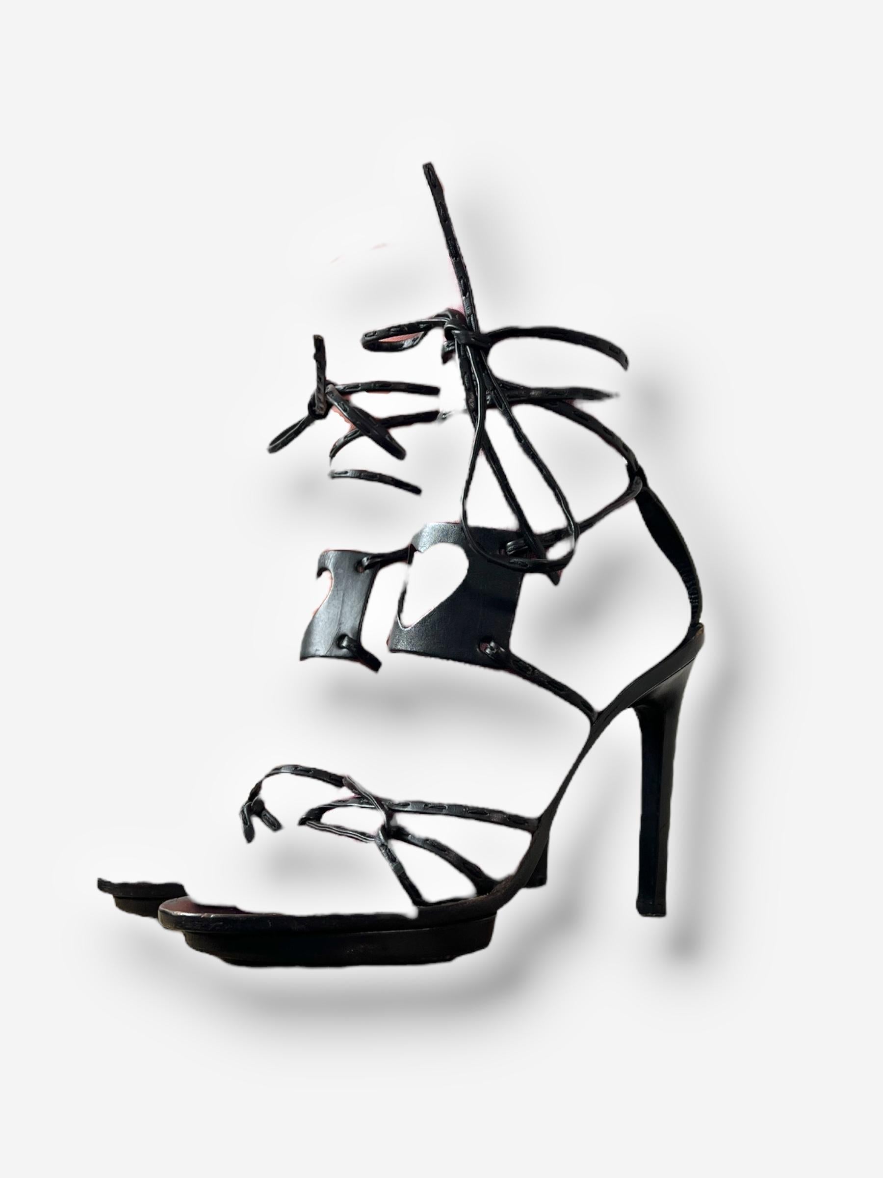 Noir Gucci S/S 2002 Heart Cut-Out Leather Wrap Heels - Taille 39 en vente