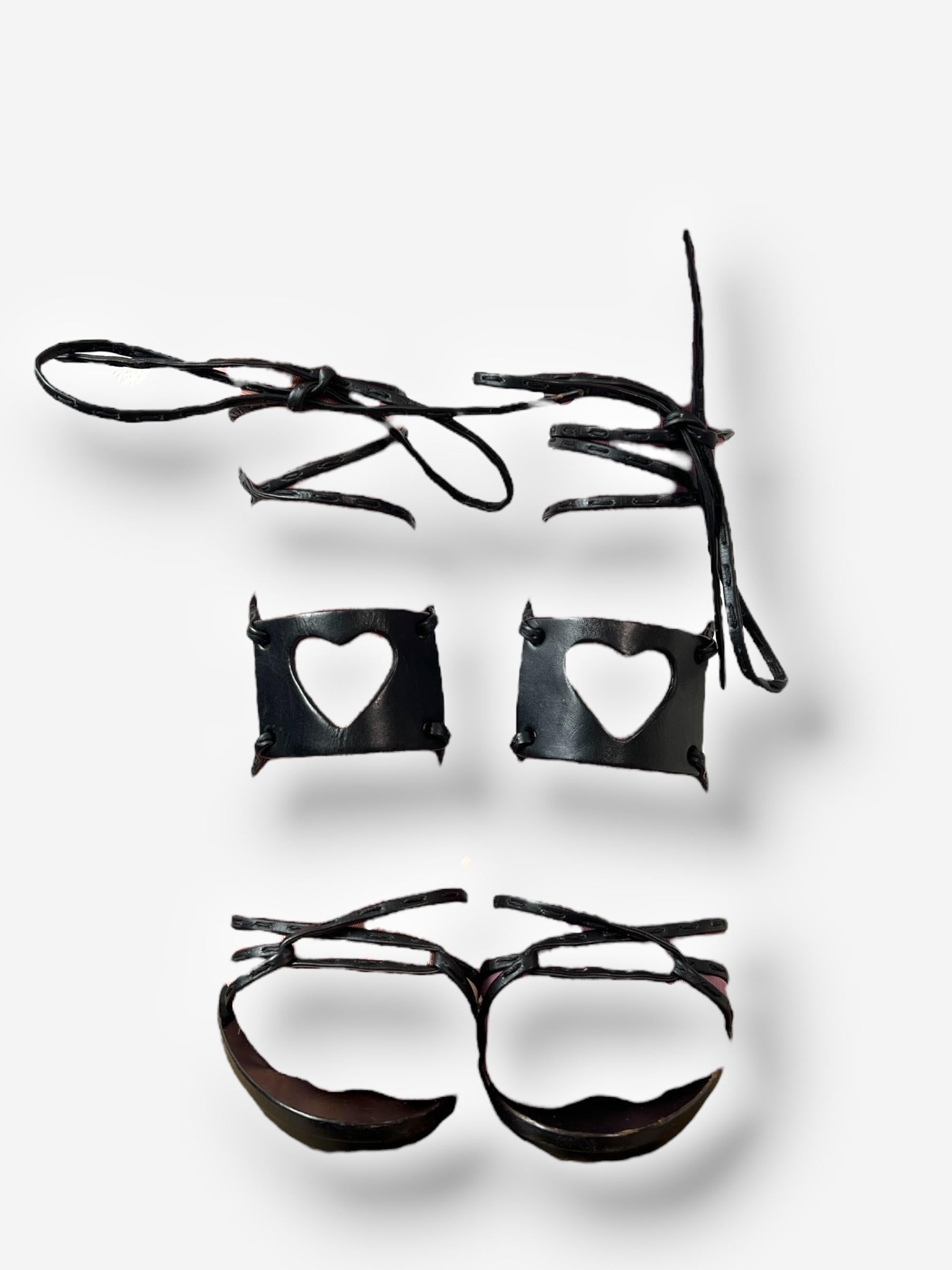 Gucci S/S 2002 Heart Cut-Out Leather Wrap Heels - Taille 39 Bon état - En vente à CAPELLE AAN DEN IJSSEL, ZH