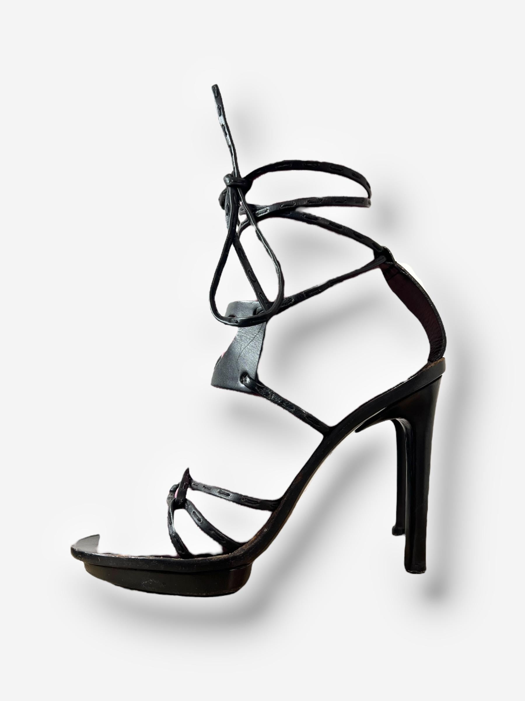 Gucci S/S 2002 Heart Cut-Out Leather Wrap Heels - Taille 39 Pour femmes en vente