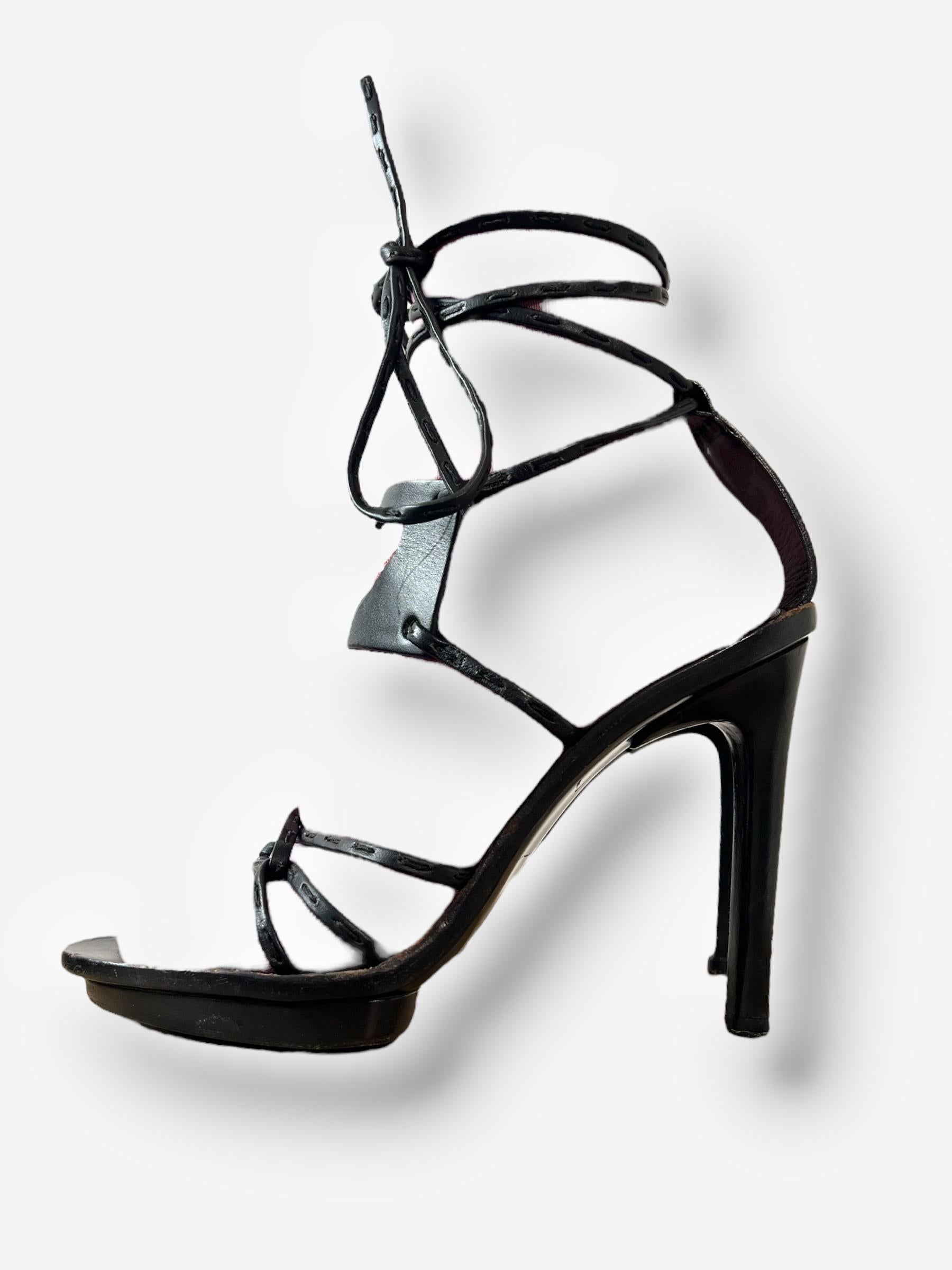 Gucci S/S 2002 Heart Cut-Out Leather Wrap Heels - Taille 39 en vente 1