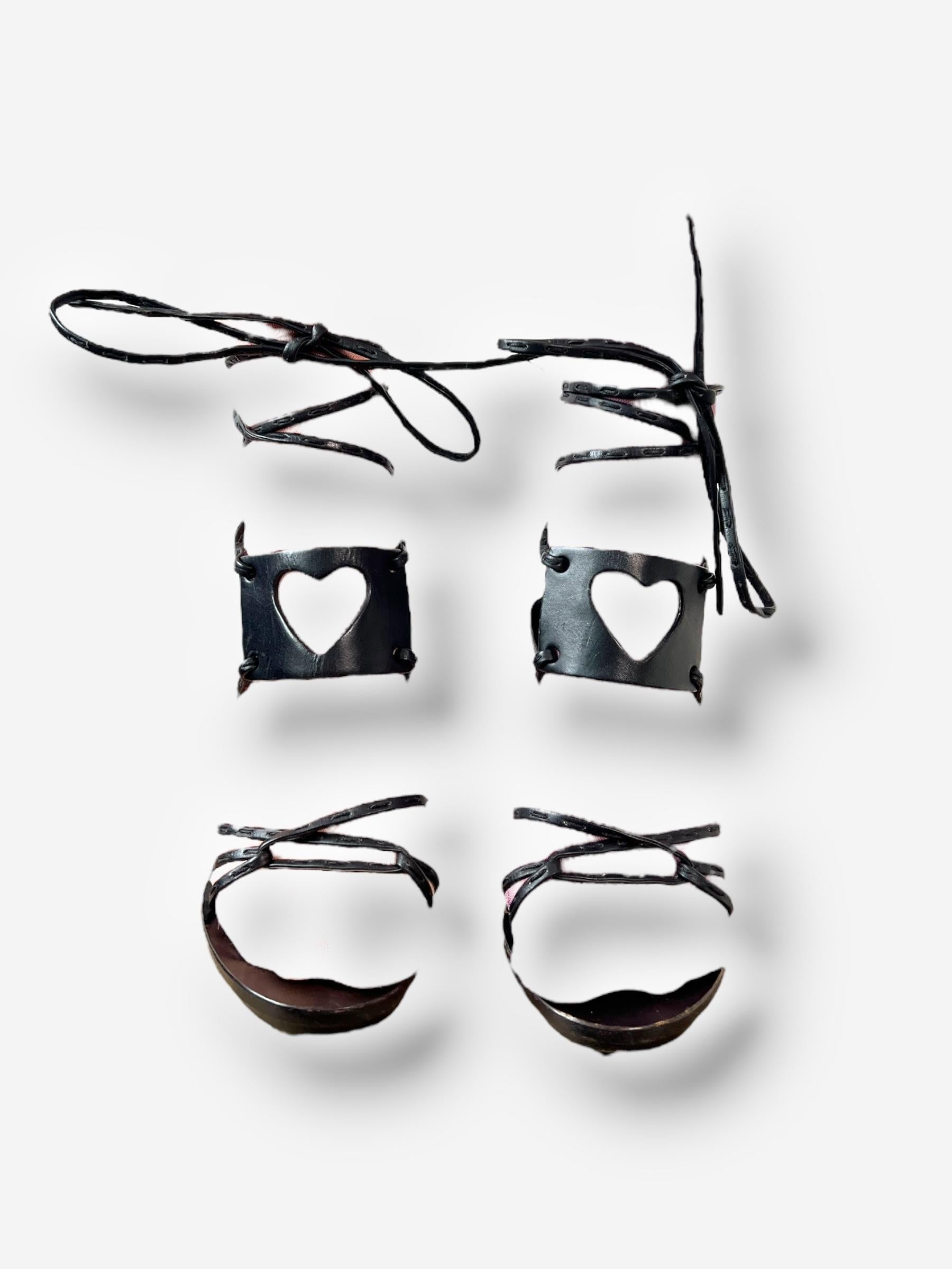 Gucci S/S 2002 Heart Cut-Out Leather Wrap Heels - Taille 39 en vente 2