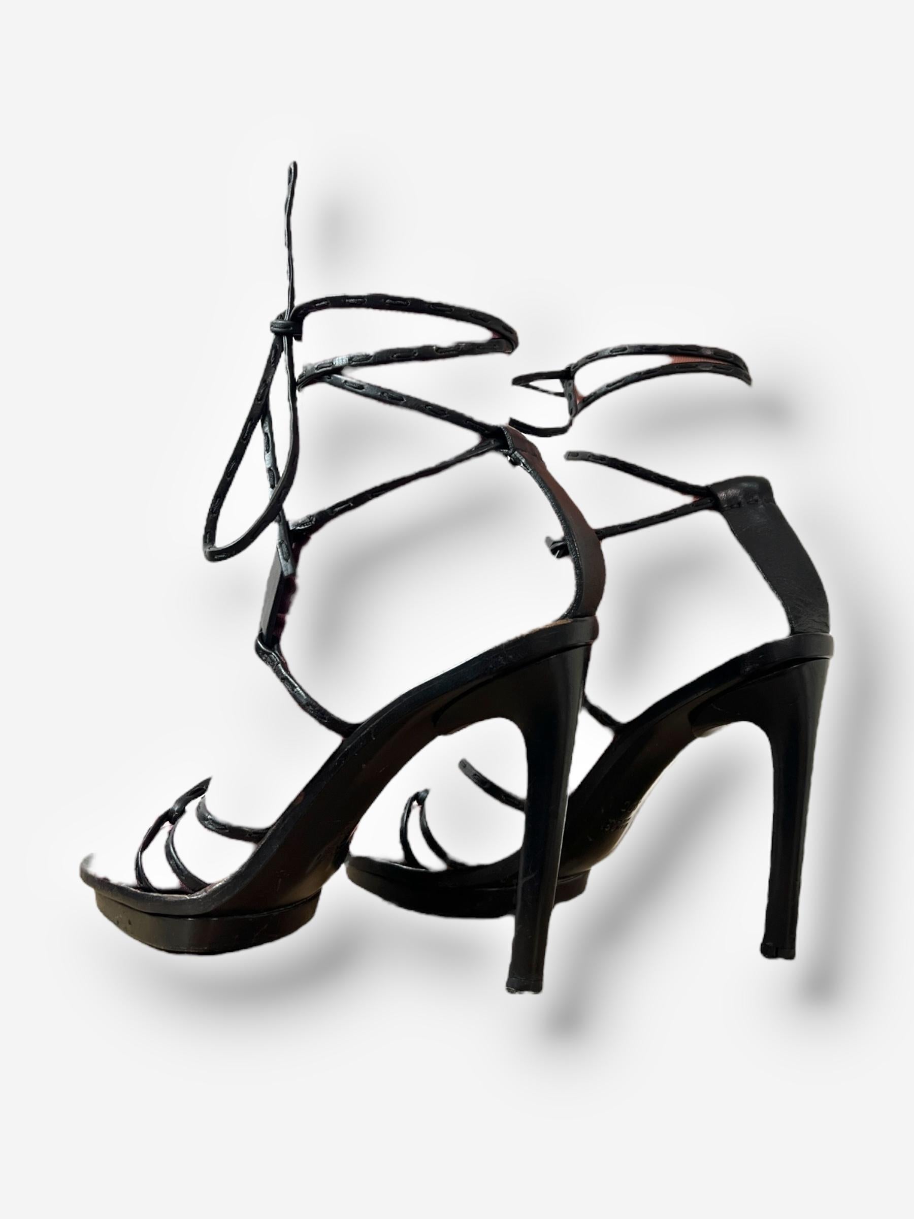 Gucci S/S 2002 Heart Cut-Out Leather Wrap Heels - Taille 39 en vente 4