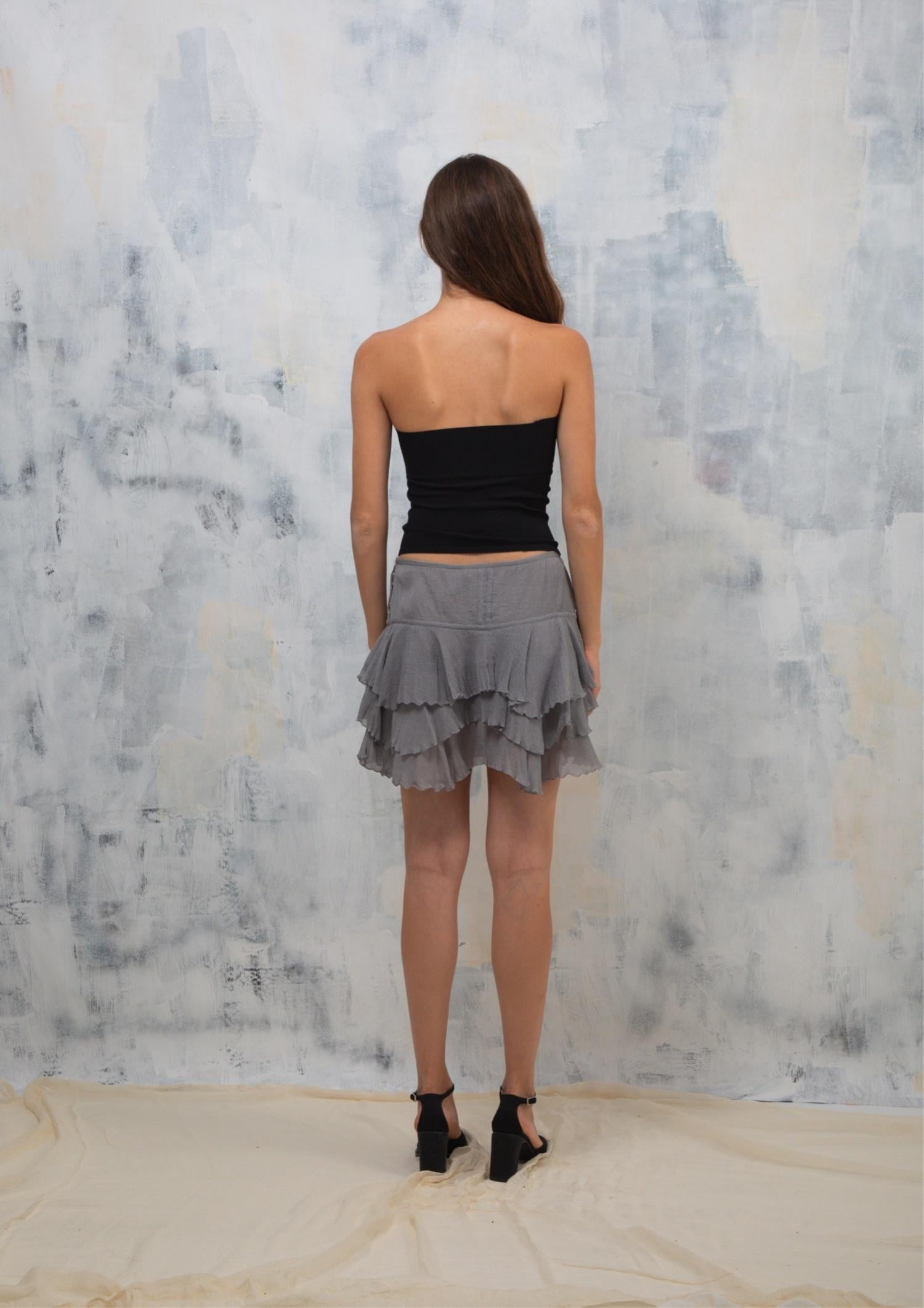 Gonna con volant in chiffon di seta Gucci by Tom Ford P/E 2003 in grigio
Taglia: IT 42
Un pezzo delicato e femminile della collezione primavera/estate 2003 di Tom Ford for Gucci. Realizzata in morbido chiffon di seta in una raffinata tonalità di