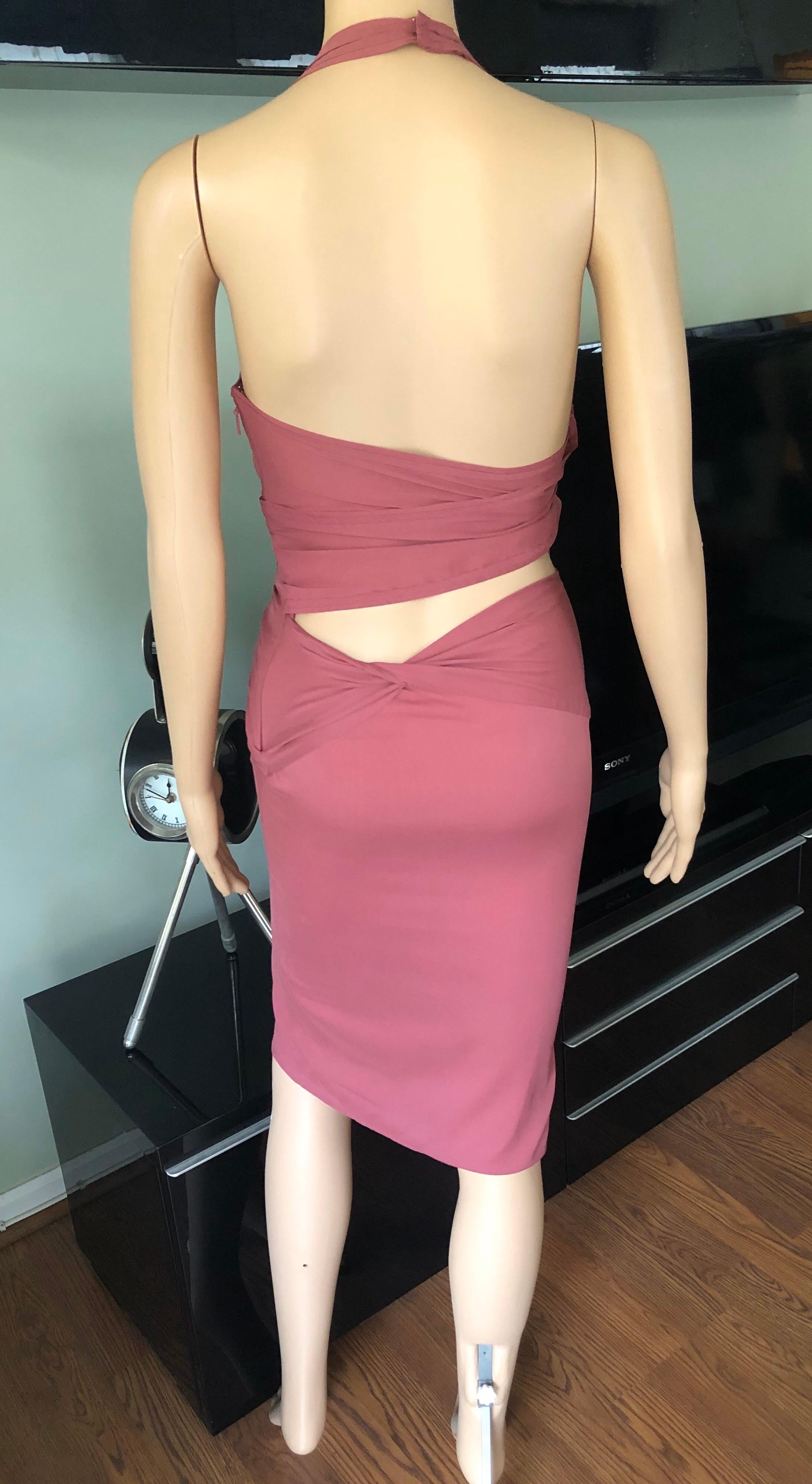 Gucci S/S 2005 Plunging Halter Cutout Back Silk Dress IT 40

Gucci cutout midi dress featuring plunging neckline, cutout open back and concealed zip closure at side.
