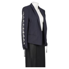 Blazer de pasarela Gucci S/S 2010 con mangas abiertas con cordones de Frida Giannini