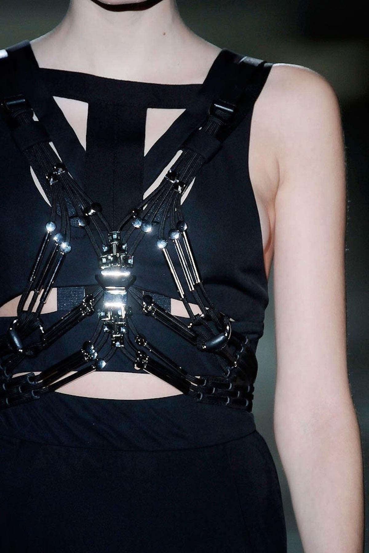 Gucci S/S 2010 Laufstegkleid mit Jersey-Ausschnitt und verchromtem und kristallklarem Ledergeschirr im Angebot 5