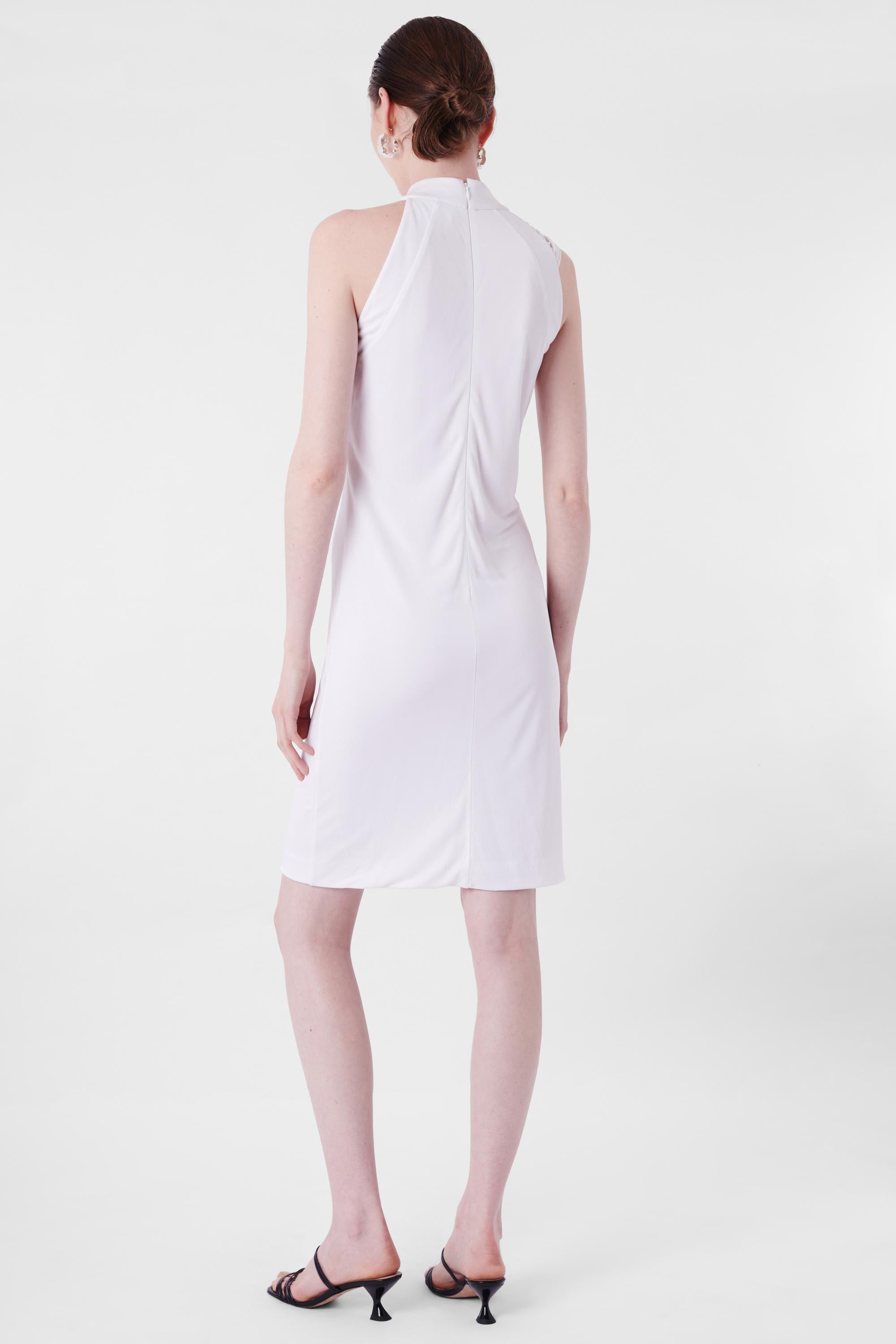 Robe drapée en soie blanche Gucci S/S 2012. Col montant, détails drapés sur les épaules et la poitrine, coupe près du corps, fermeture à glissière dissimulée au dos et longueur au genou.

Taille du Label : N/A
Taille moderne : UK : 8 à 10, US : 2 à