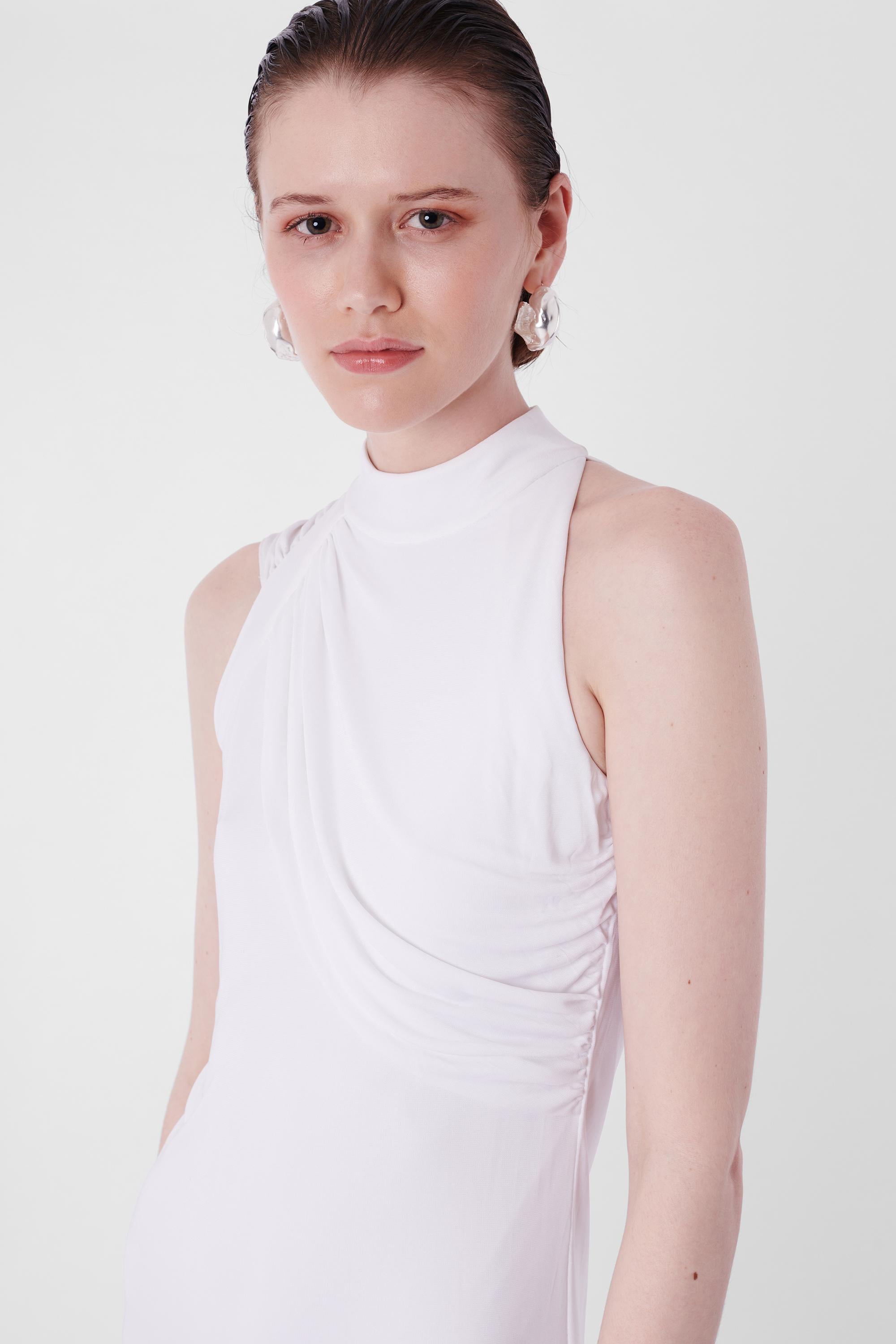 Gucci S/S 2012 White Silk Draped Dress. Features high neck, draped detailing on shoulder and chest, body con fit, concealed back zipper and knee length.
Brand: Gucci
Size: UK 8
Color: White
Label size: N/A
Modern size: UK: 8 to 10, US: 2 to 4, EU: