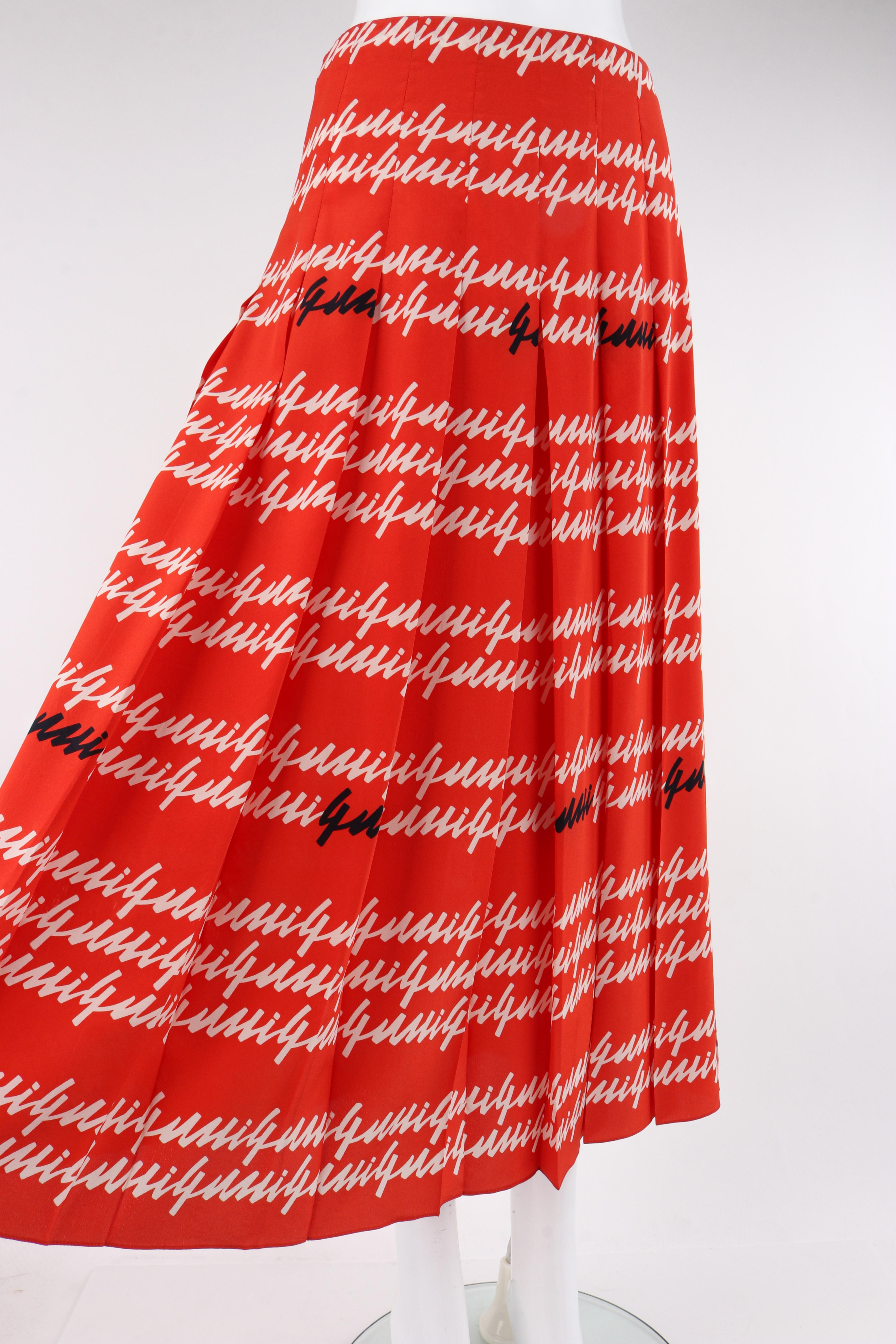 GUCCI F/S 2016 Orange Schwarz Weißer Maxirock aus plissierter Seide mit Schriftdruck Damen im Angebot