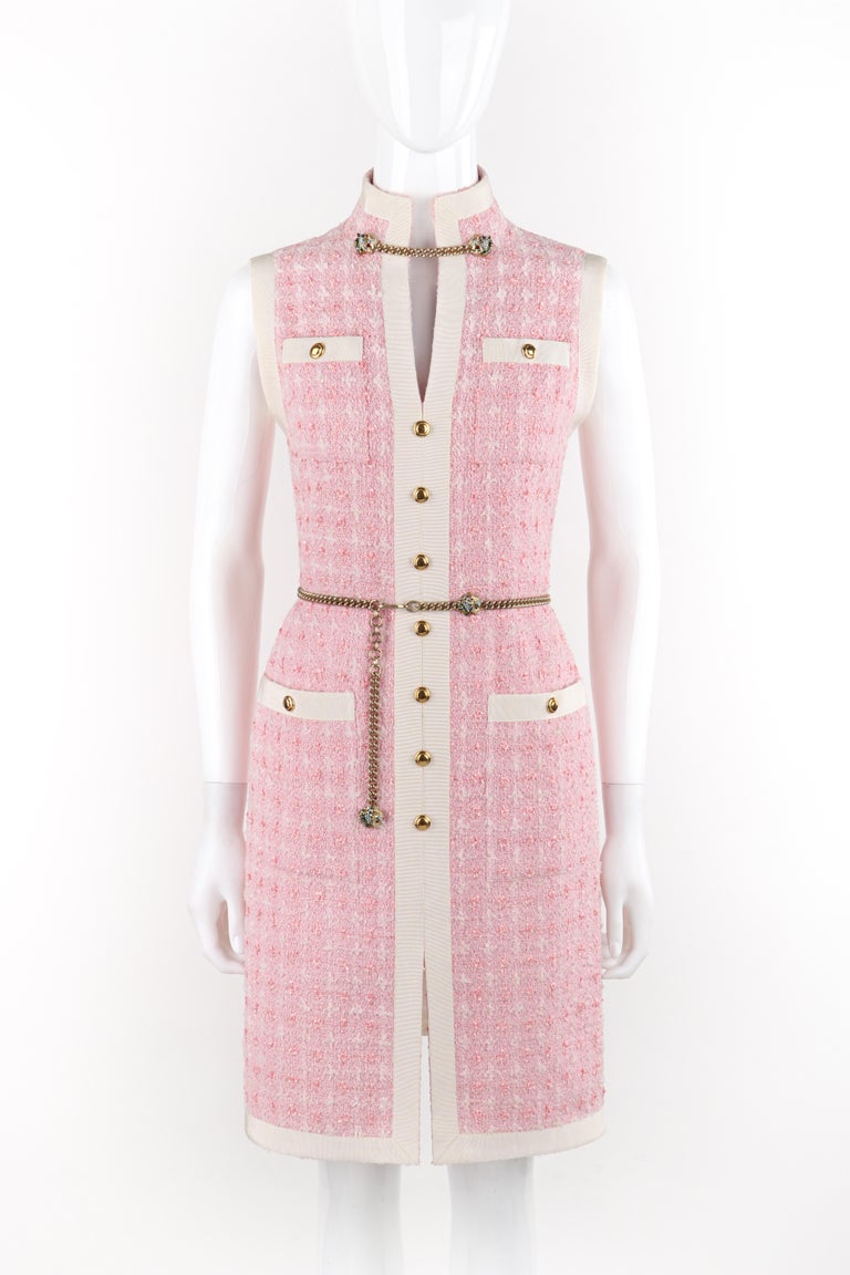 GUCCI S/S 2019 Pink White Gold Boucle Tweed Tiger Chain Belt Sleeveless Dress In Good Condition For Sale In Thiensville, WI
