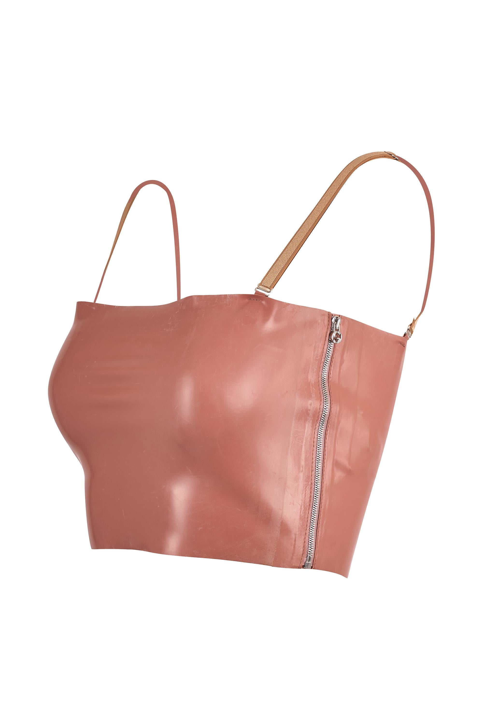 Gucci Frühling Sommer 2022 rosa nude latex bralette ( Look 22) . Mit nudefarbenem Latex-Stoff, zwei abnehmbaren und verstellbaren Trägern und einem silbernen Seitenreißverschluss. In ausgezeichnetem Zustand (nie getragenes Originalschild). 

Marke: