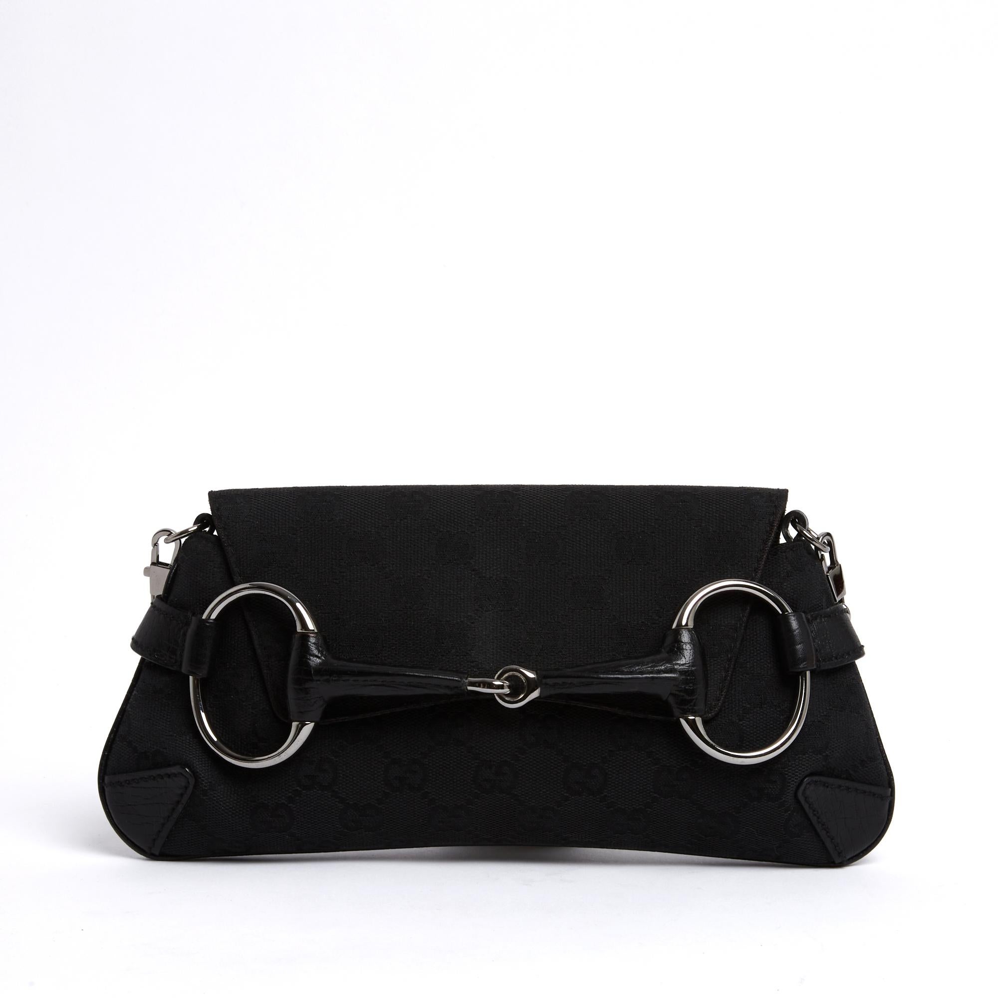 Bolso Gucci Horsebit Chain PM circa 2008 de lona GG y piel negra, interior de lona negra con un bolsillo de parche, cerrado por una gran solapa deslizada bajo el gran bocado de metal plateado forrado de piel negra, bandolera desmontable de cadena de