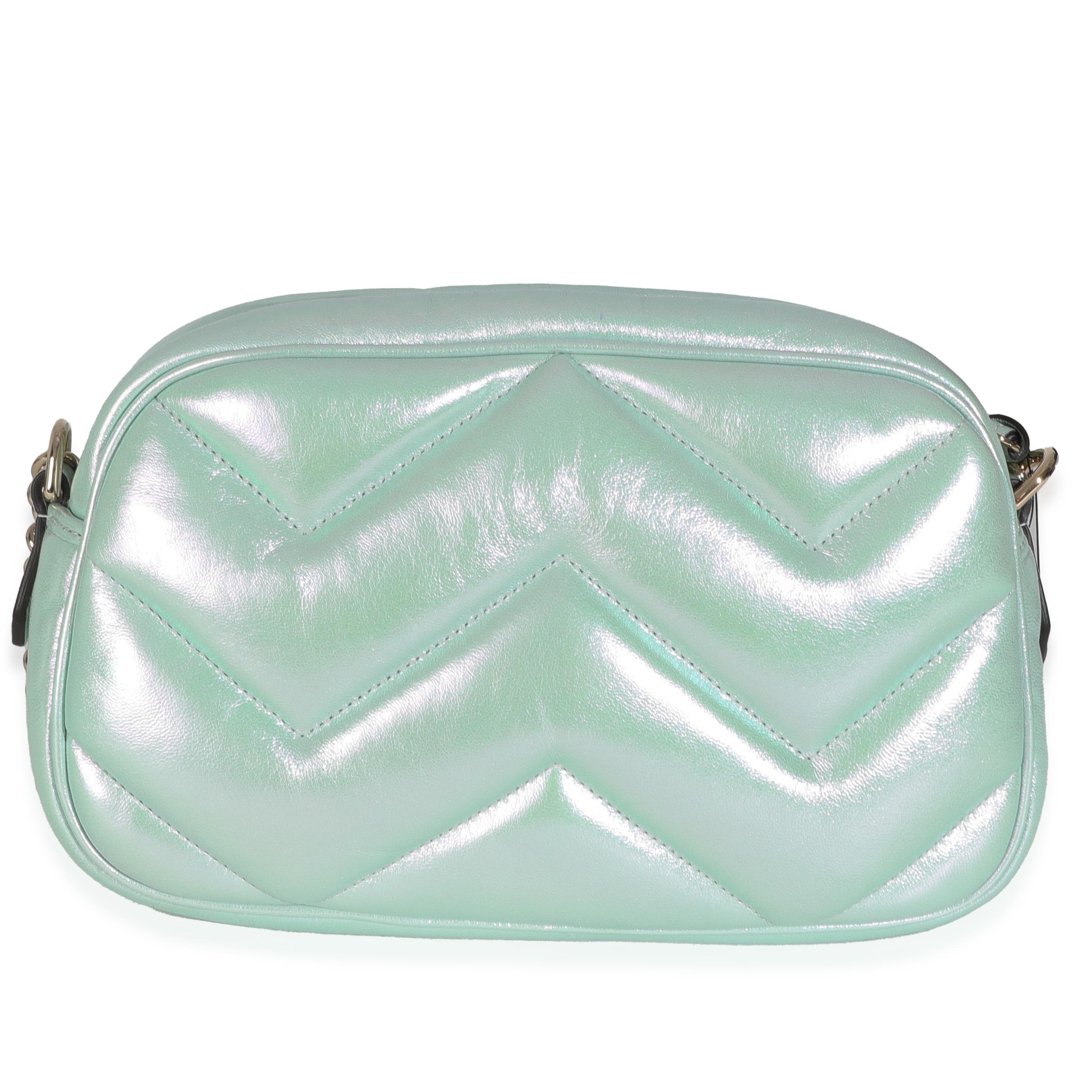 Listing Title : Gucci Vert Iridescent Nappa Chevron Matelasse Small GG Marmont Chain Bag
SKU : 147460
MSRP : 2295.00 USD
Condit : Usagé 
Description de l'état : Le modèle Marmont de Gucci est une extension de la ceinture GG, signature de la maison