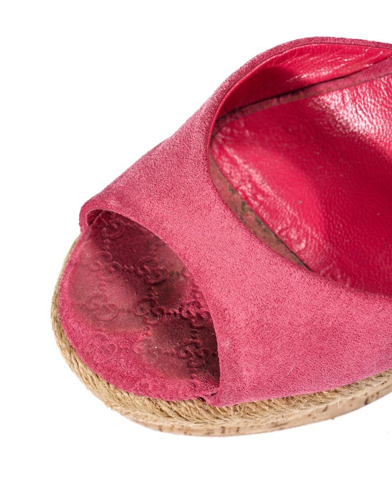 Gucci Guccissima Wildleder Keil Sandale Fuchsia (Pink) im Angebot