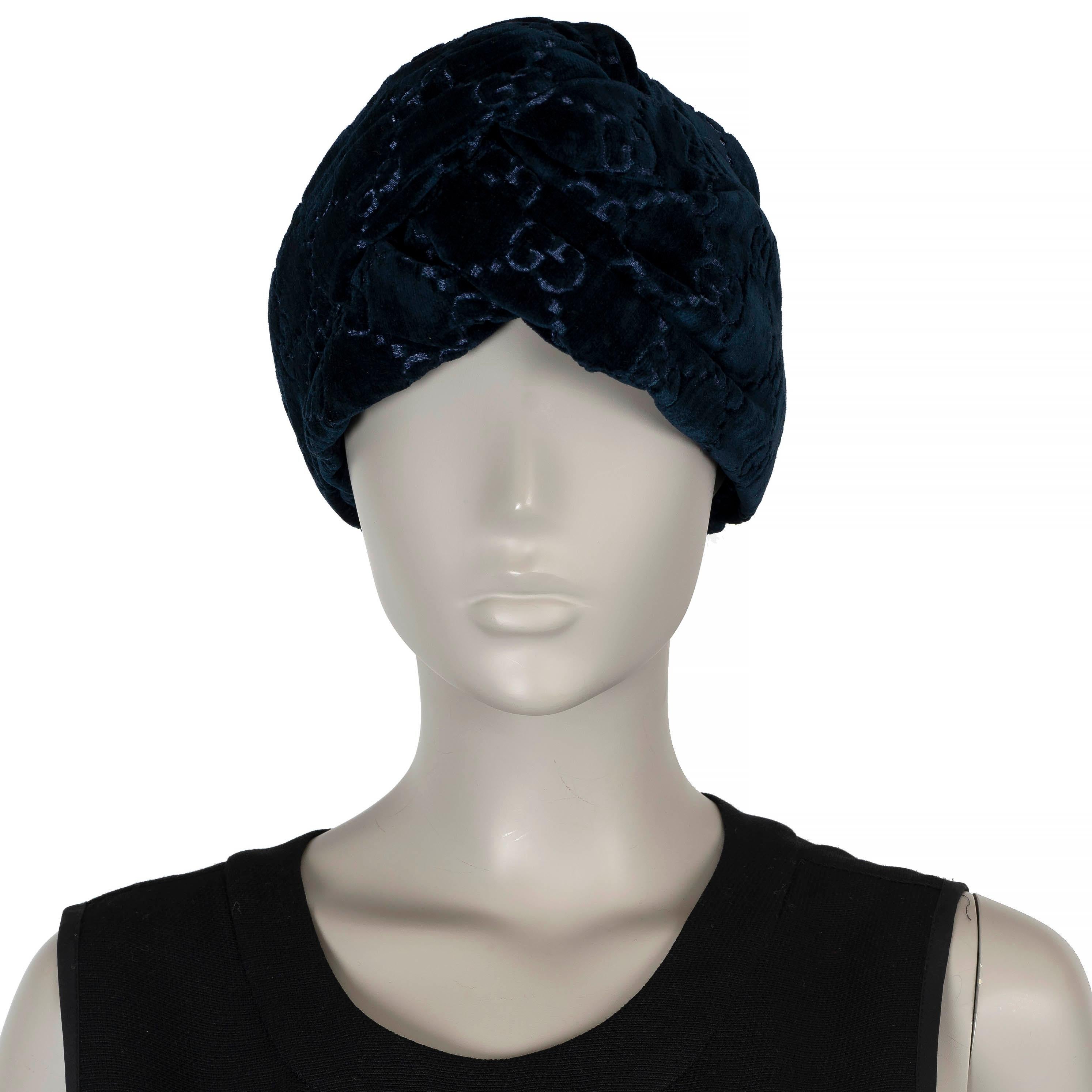 This 100% authentic Gucci Velvet GG Headband in Sapphire is a standout accessory. Crafted from luxurious blue velvet with the iconic GG pattern throughout, it features a stylish knot detail and an elasticated panel for a comfortable fit. Add a touch