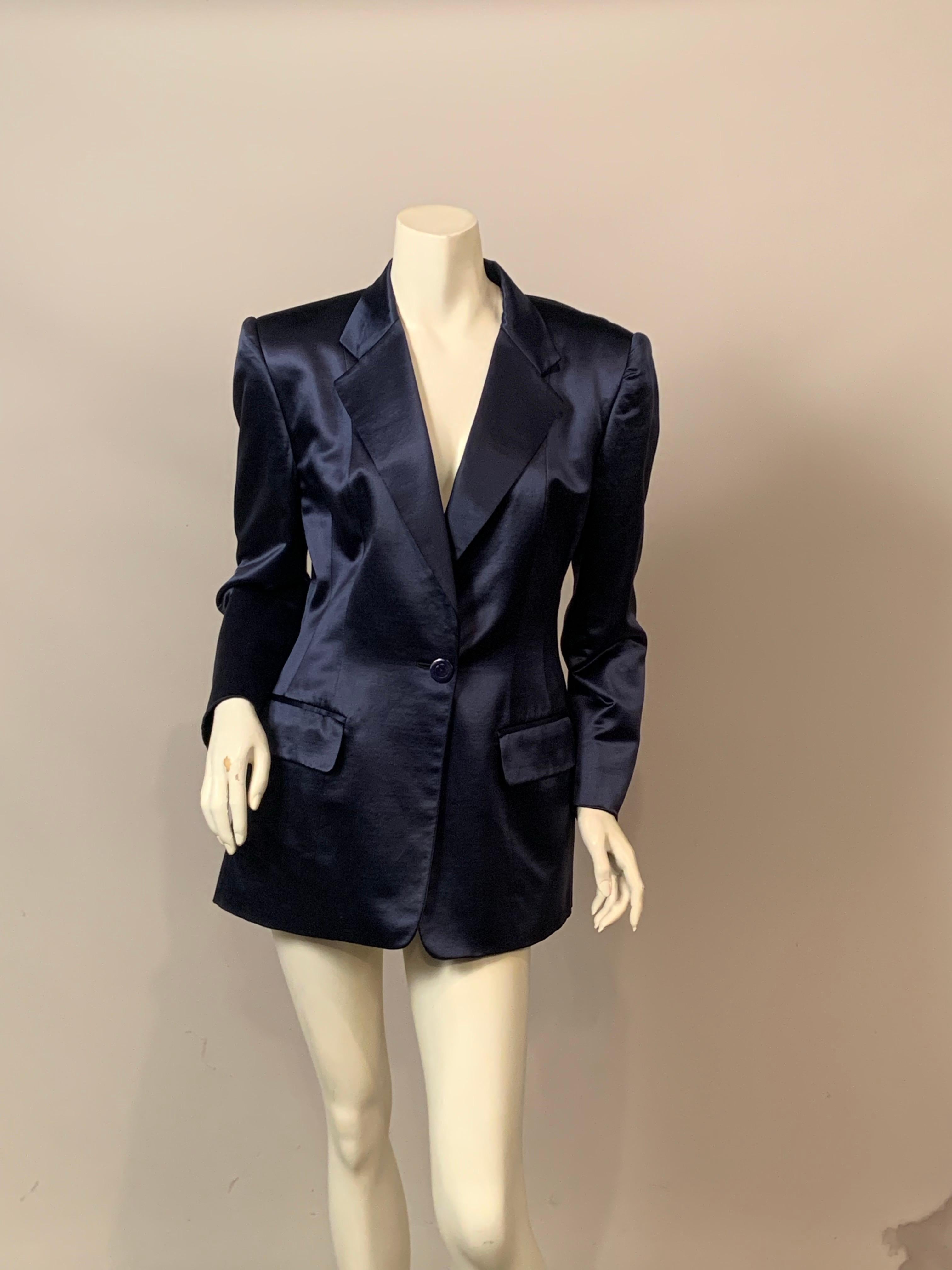 Questa giacca blazer in lana e seta blu zaffiro di Gucci è tanto versatile quanto bella.  La giacca ha un colletto con revers dentellati, una chiusura con un unico bottone con logo, due tasche con patta all'altezza dei fianchi e altri tre bottoni