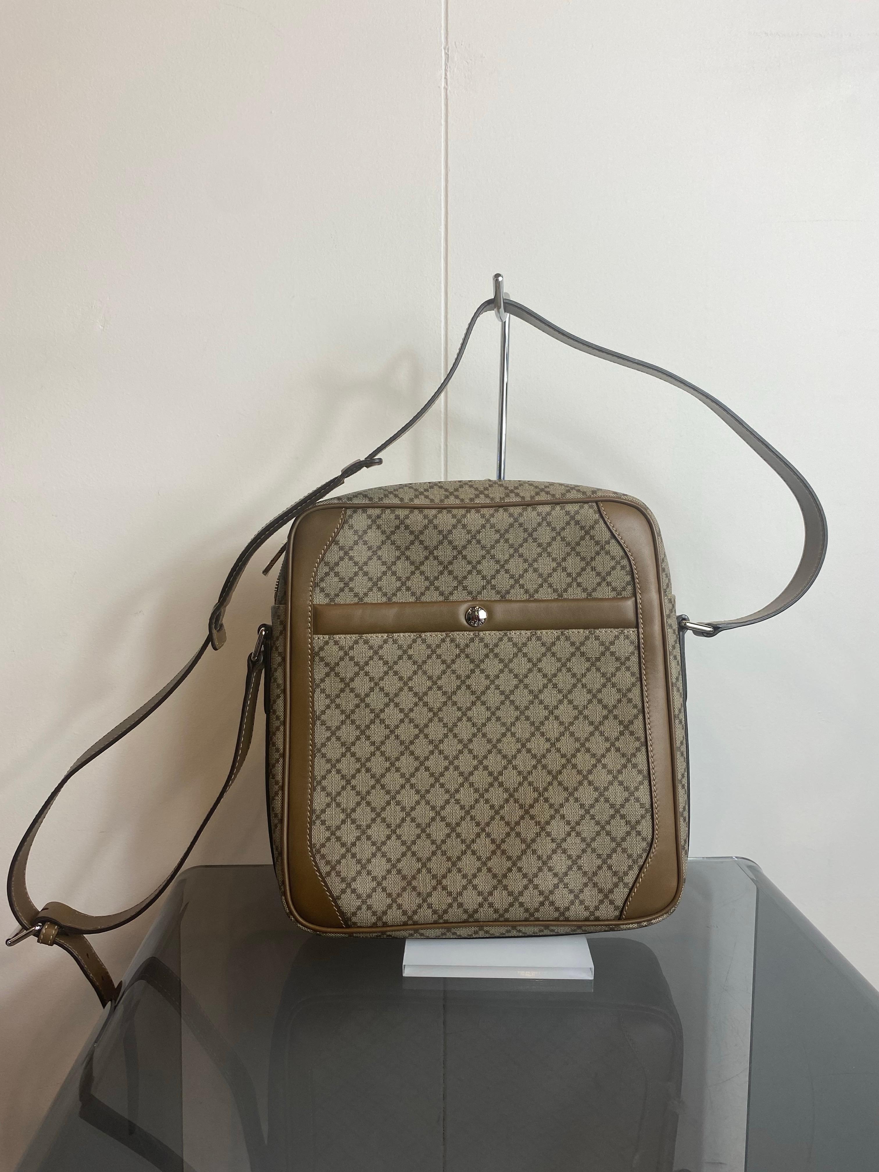 Sac à main Gucci en toile cirée avec motif Diamante de Frida Giannini.
Détails en cuir marron, accessoires en argent. Fermeture à glissière et poche sur le devant avec bouton à clip magnétique.
Bandoulière réglable.
Comme neuf avec encore le
