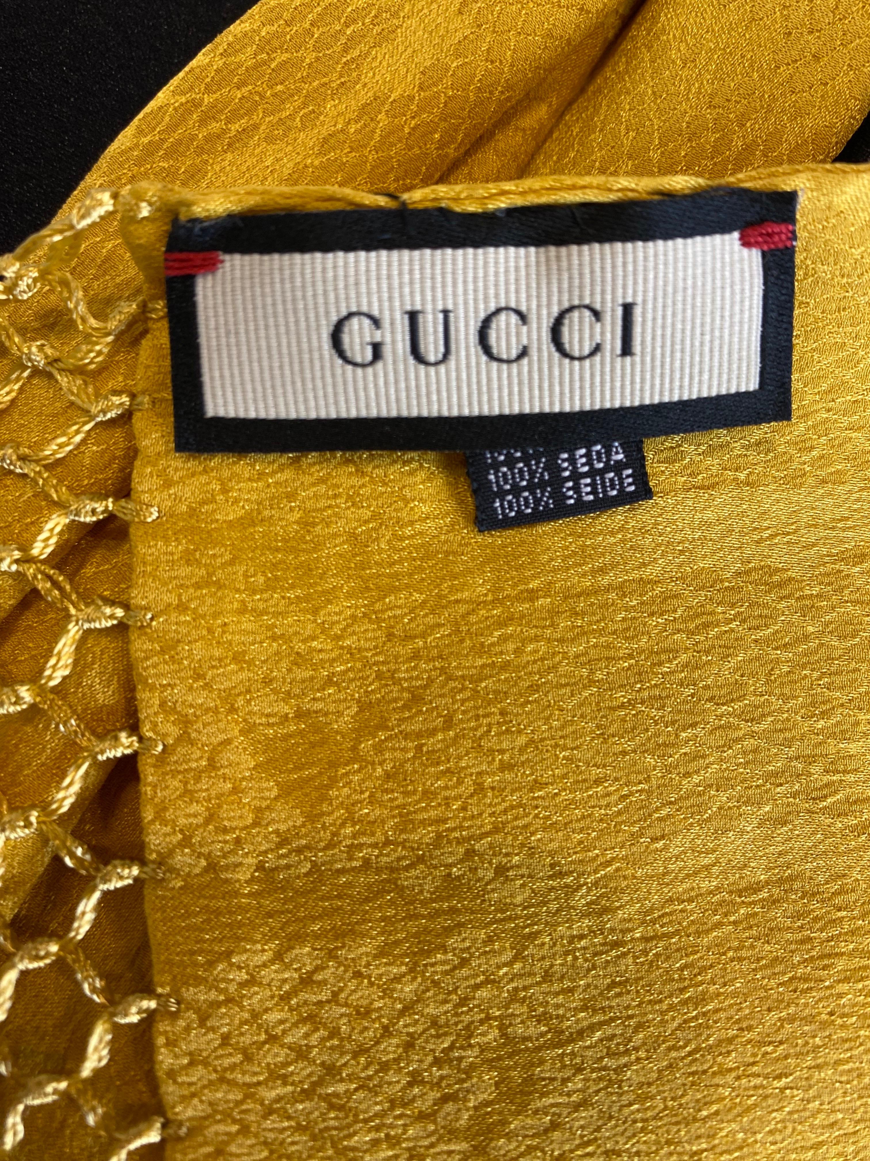 Gucci stole in yellow silk with python pattern, with fringes.

With box.

New without a tag.

Length (including fringes) 280 cm
Height 16 cm