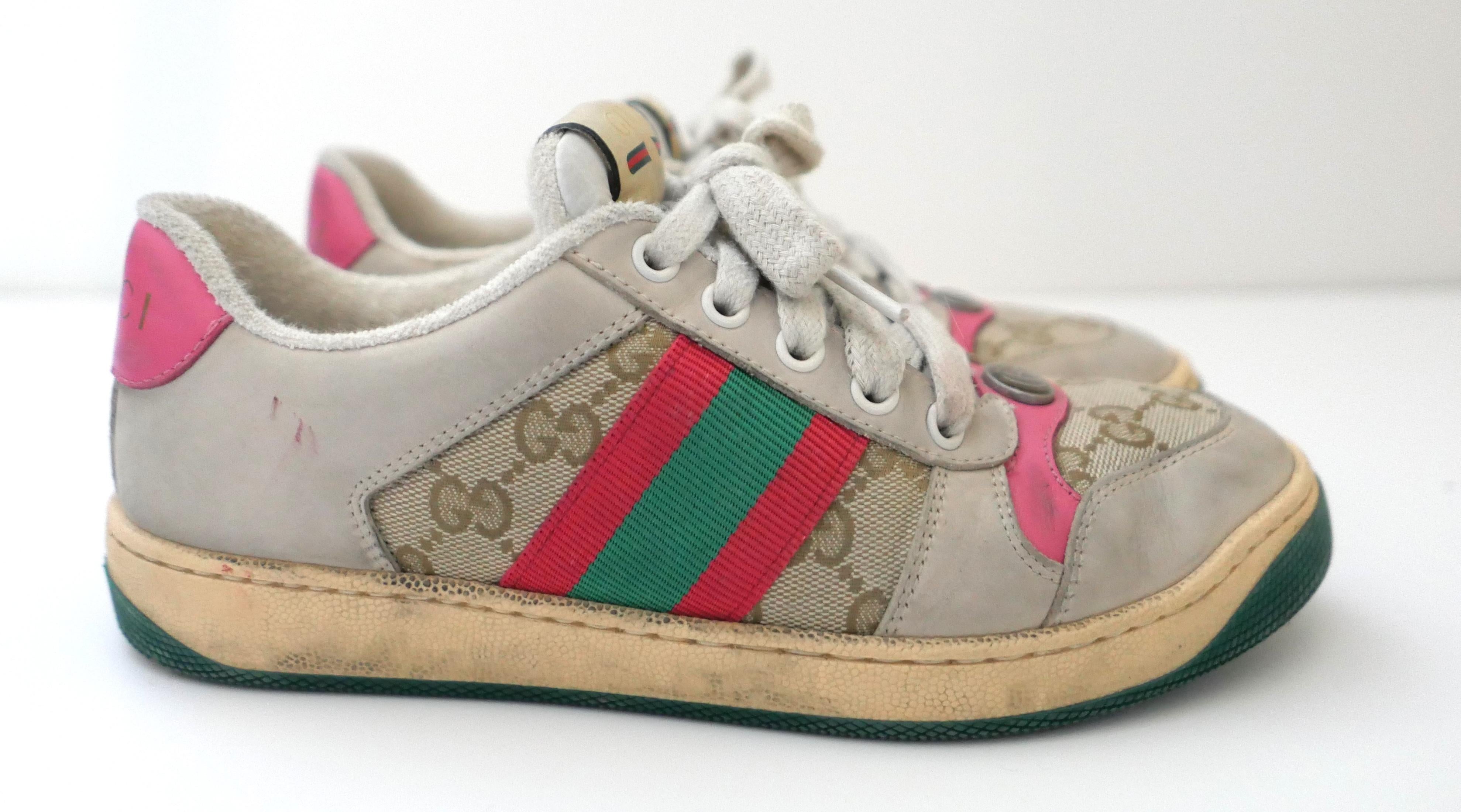 Le più belle scarpe da ginnastica Gucci Screener dal look vintage. Indossati una manciata di volte e forniti con scatola, dustbag e schede informative. Realizzata in tela Monogram con fettuccia rossa e verde e finiture in pelle rossa. Presentano un