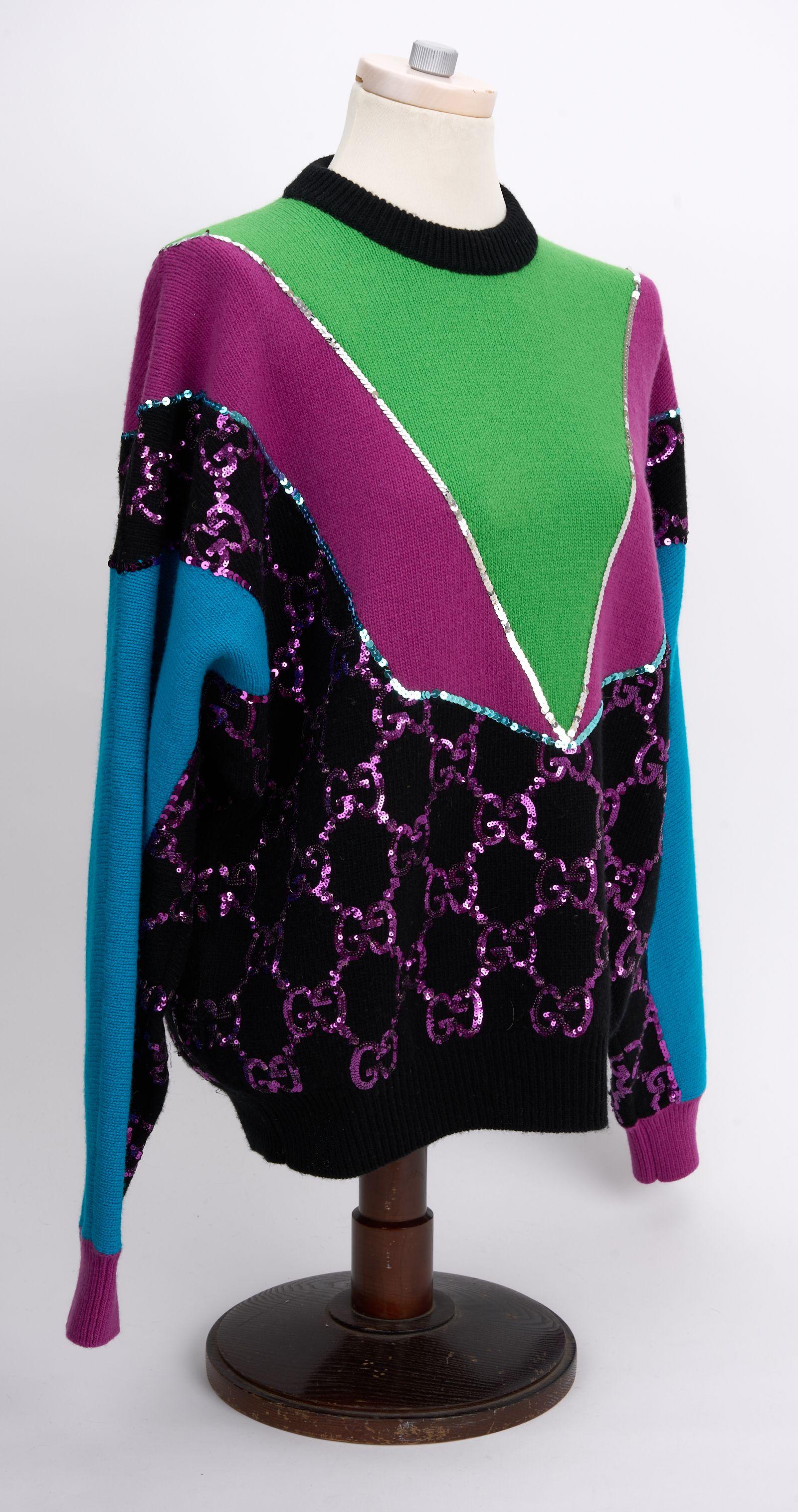 Ce pull en laine à paillettes Gucci ajoute une touche de couleur à toutes vos tenues grâce à ses logos Gucci multicolores turquoise/vert/rose et à ses paillettes roses.
Prix de détail 2890 $. Neuf avec étiquette d'origine.
Épaule - 18