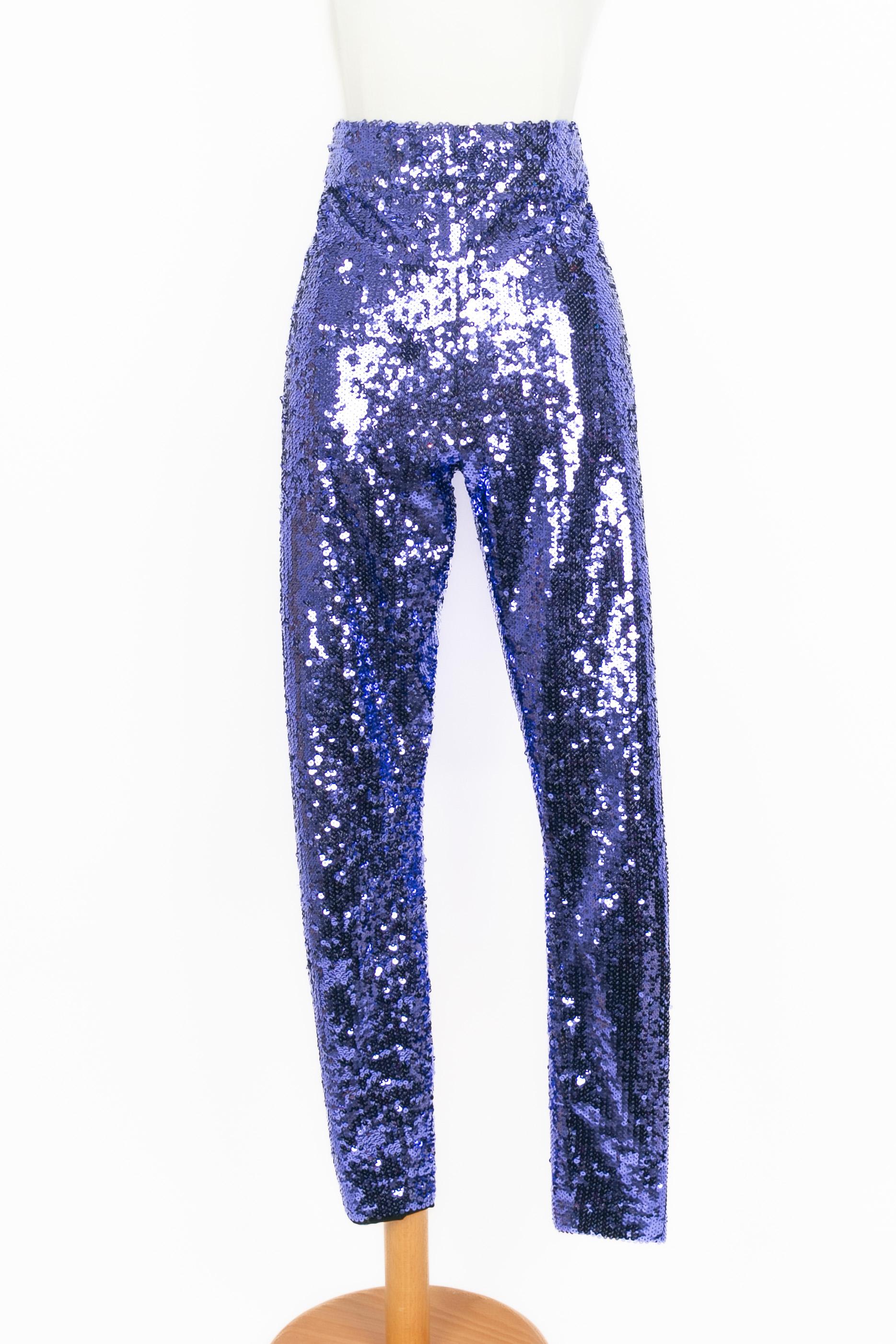 Gucci - (Fabriqué en Italie) Pantalon skinny en polyamide brodé de sequins violets. Fermeture à glissière au dos du pantalon. Taille 40IT.

Condit :
Très bon état.

Dimensions :
Taille : 35 cm - Longueur : 103 cm

SKU:FJ178