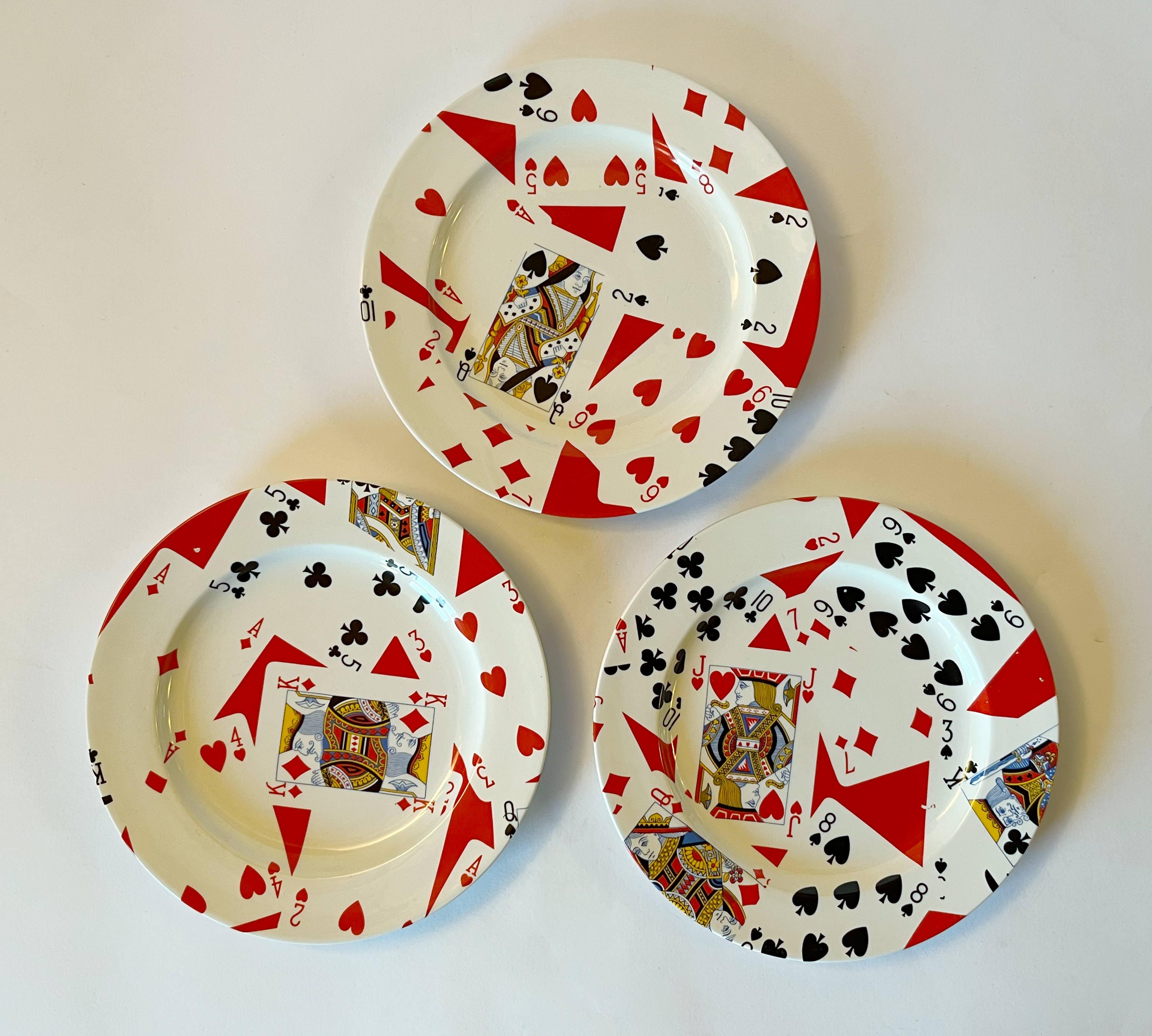 Set di 3 piatti vintage di Gucci in porcellana con il motivo delle carte da poker / Made in Italy
Timbro originale sulla base
Diametro: 8,5 pollici, altezza 1 pollice
set di 3 disponibile in magazzino in Italia
Riferimento ordine: FABIOLTD G049