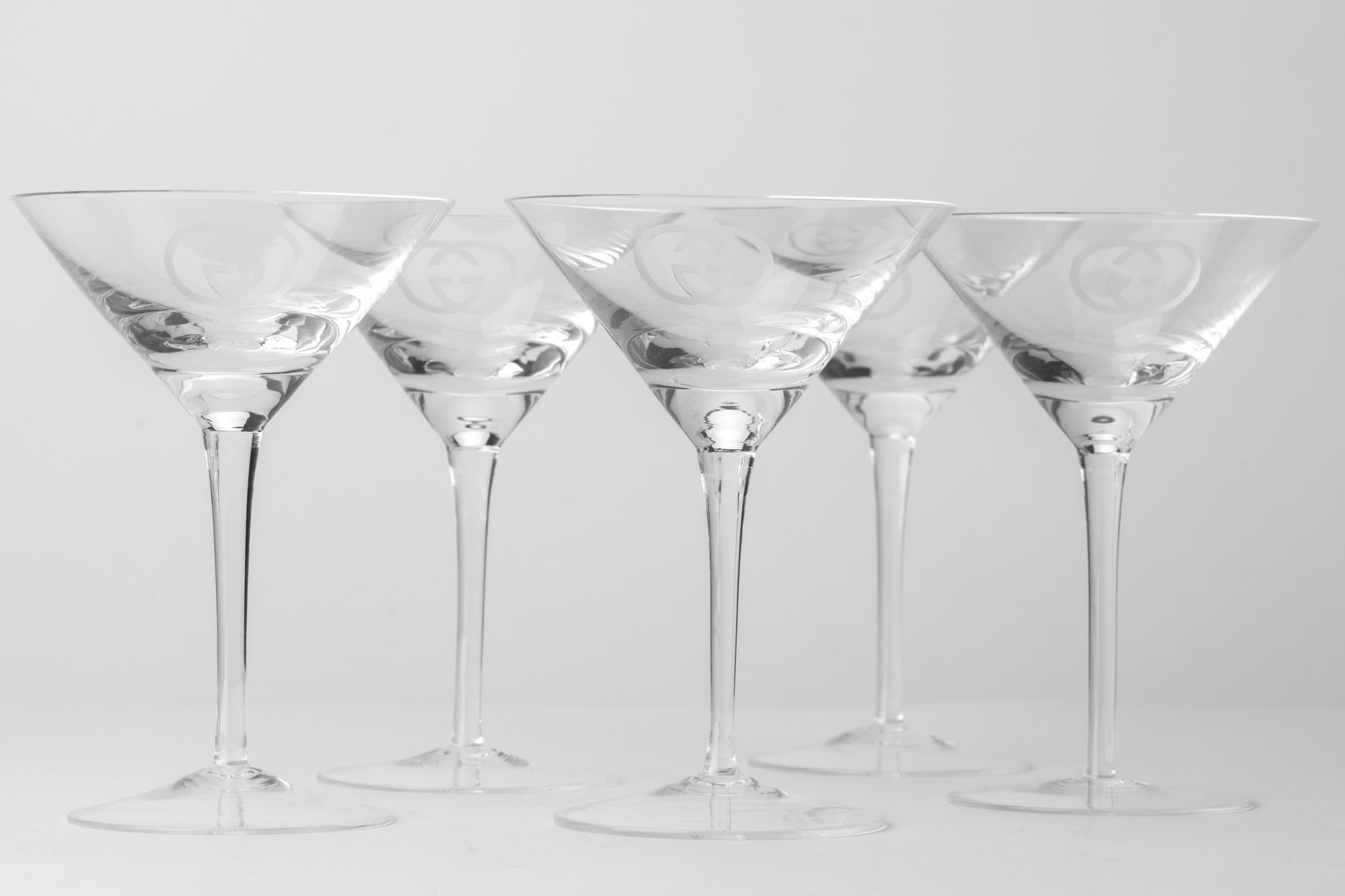 Set di 5 bicchieri da Martini in cristallo di Gucci con logo GG inciso. Due scatole doppie e una singola. Condizioni perfette.
