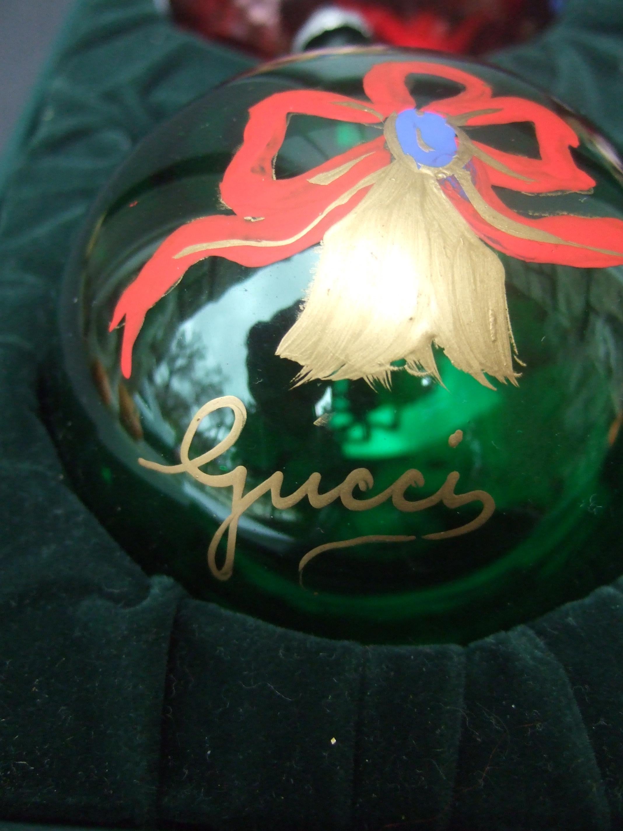 Set di sei ornamenti natalizi in vetro con scatola di presentazione Gucci in vendita 7