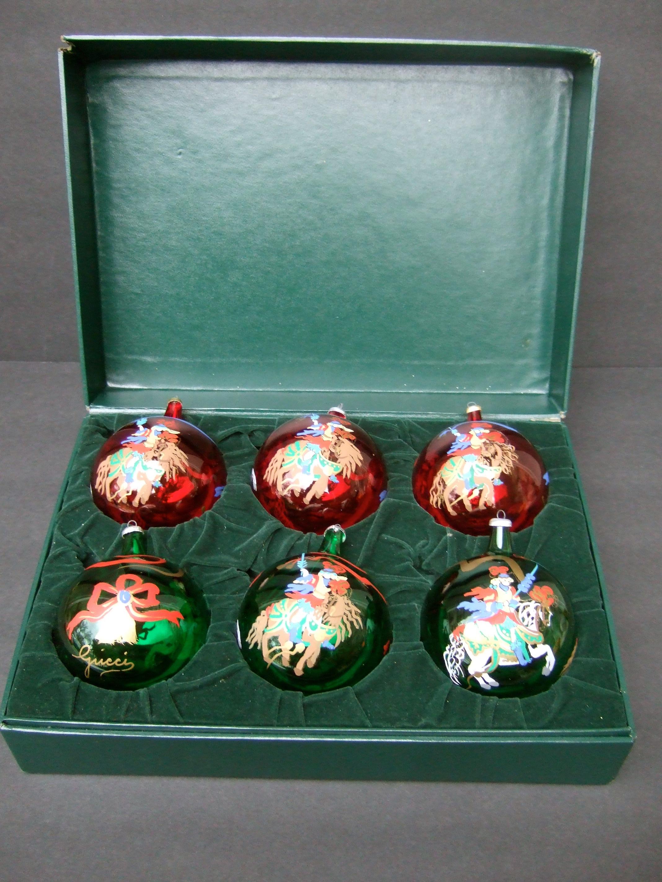 Set di sei ornamenti natalizi in vetro con scatola di presentazione Gucci in vendita 8