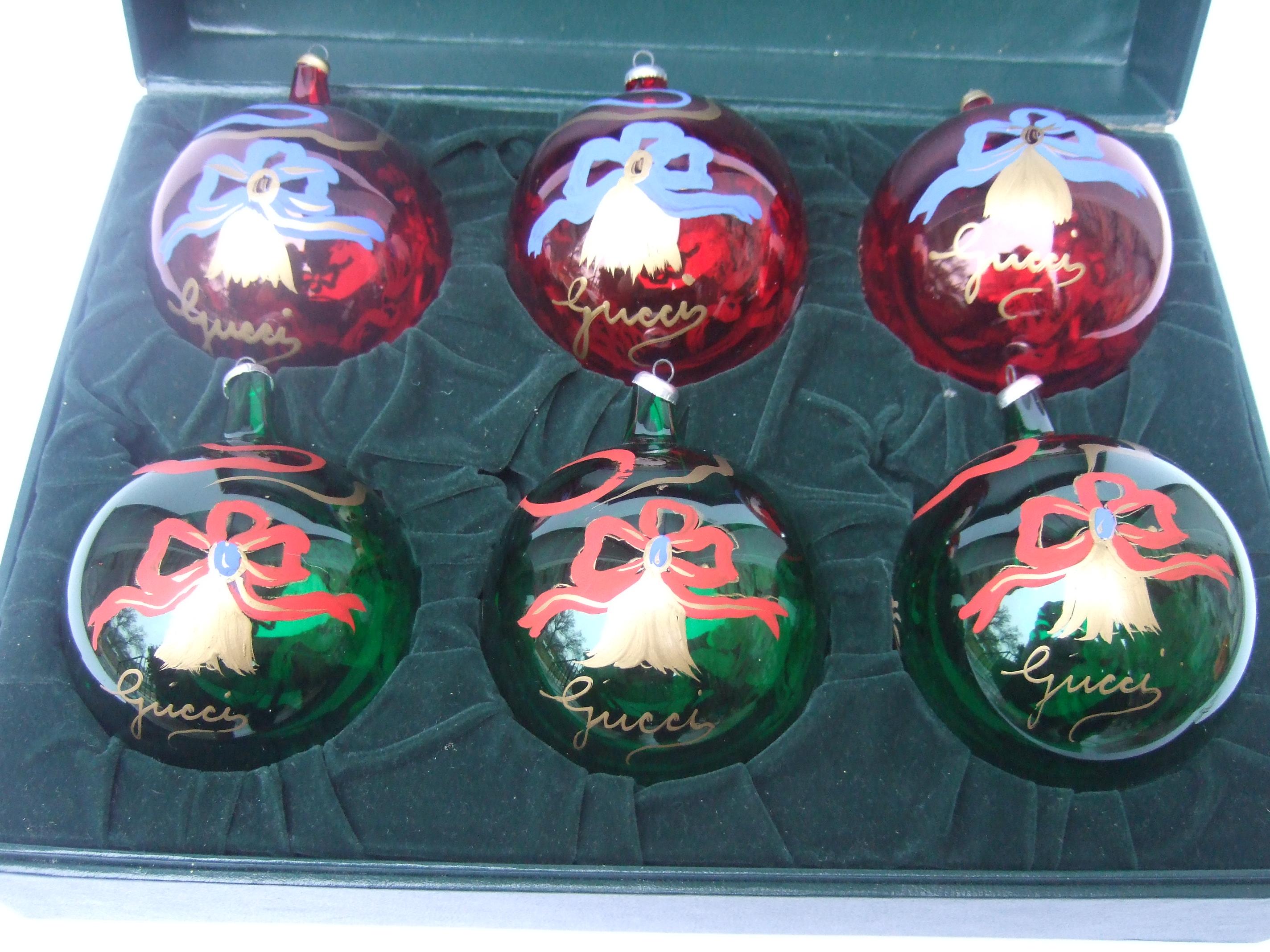 Set di sei ornamenti natalizi in vetro con scatola di presentazione Gucci in vendita 10