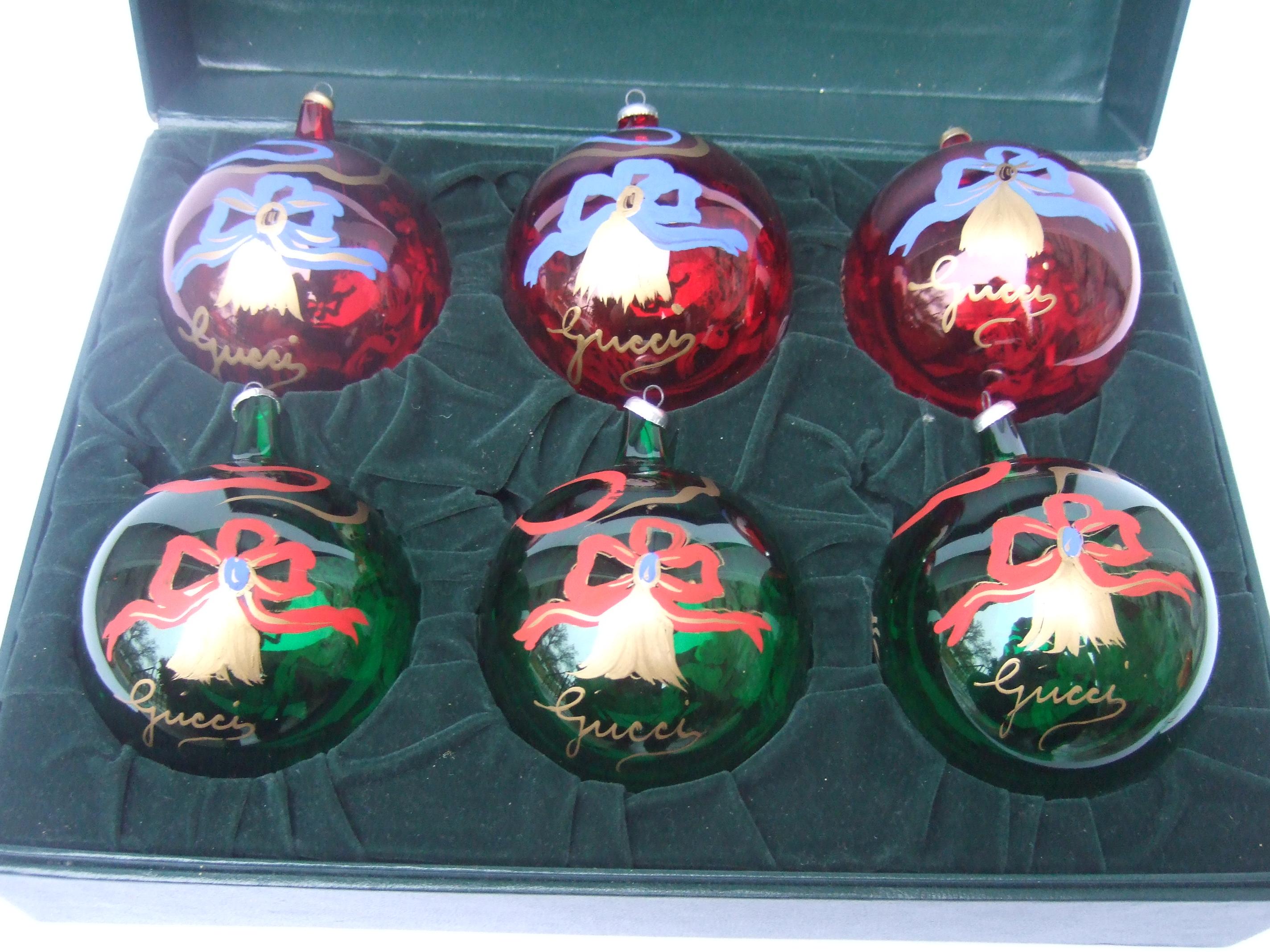 Set di sei ornamenti natalizi in vetro con scatola di presentazione Gucci in vendita 3